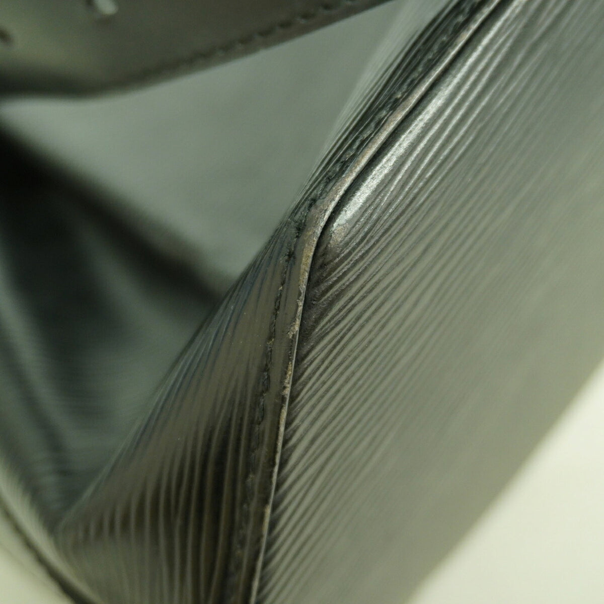 Louis Vuitton Noir Shoulder Bag (Pre-Owned)