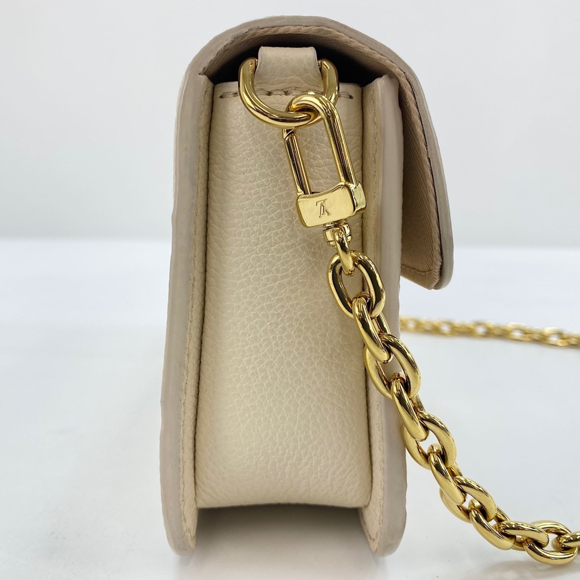 Louis Vuitton Beige Shoulder Bag (Pre-Owned)
