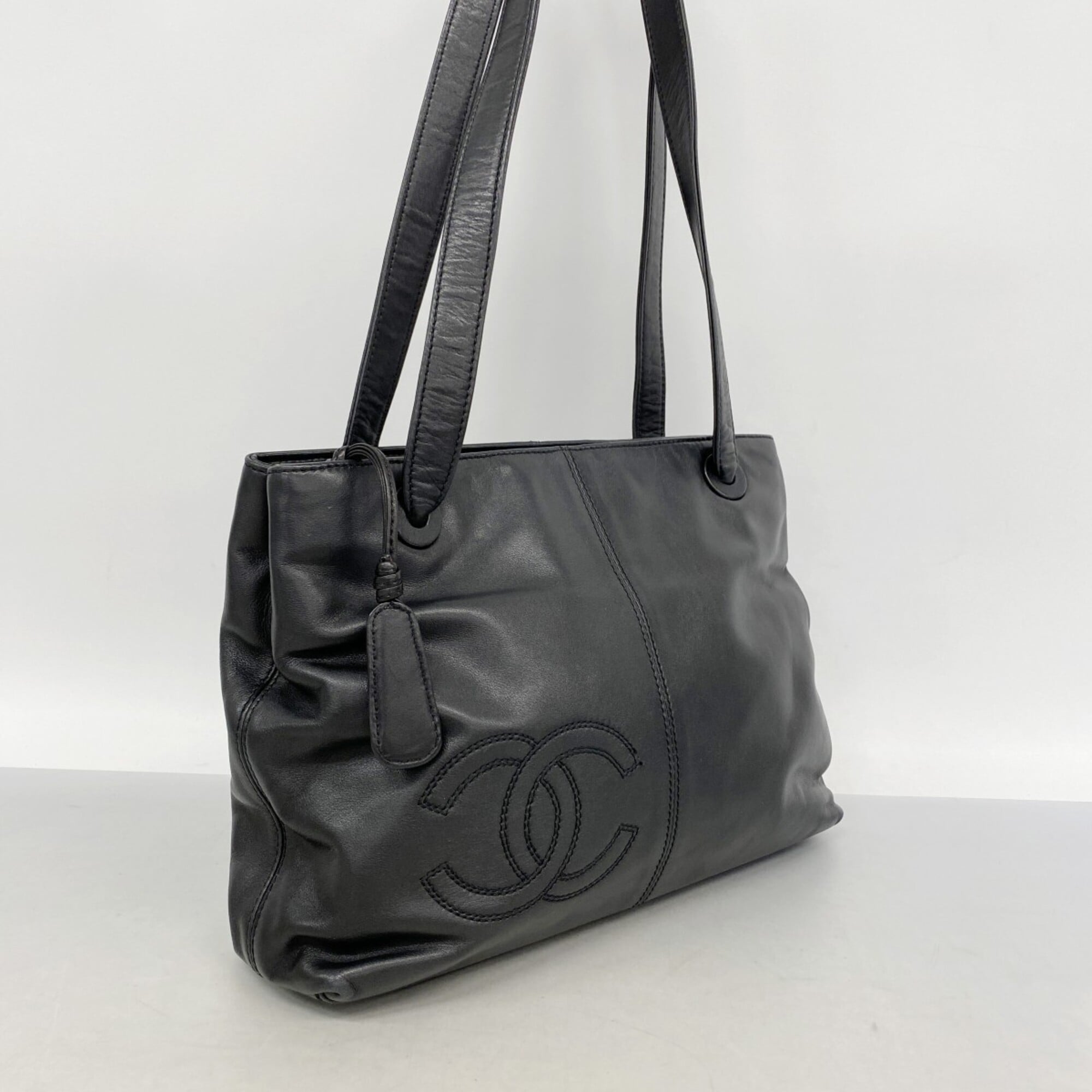Chanel Black Leather Shoulder Bag (Pre-Owned)
