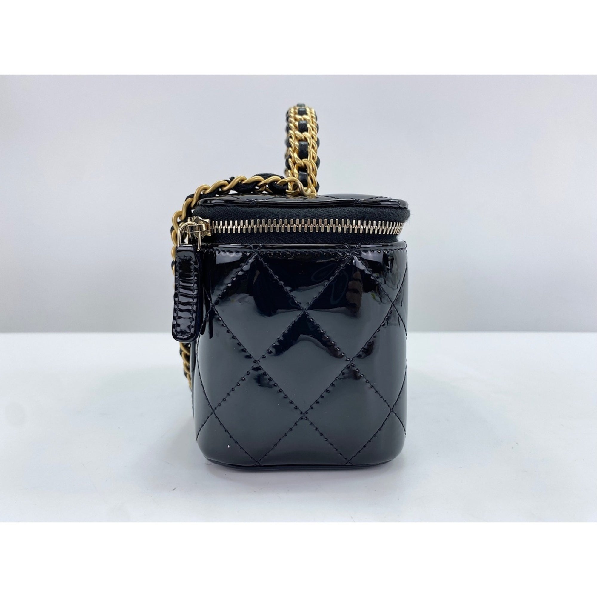 Chanel Black Shoulder Bag (Pre-Owned)
