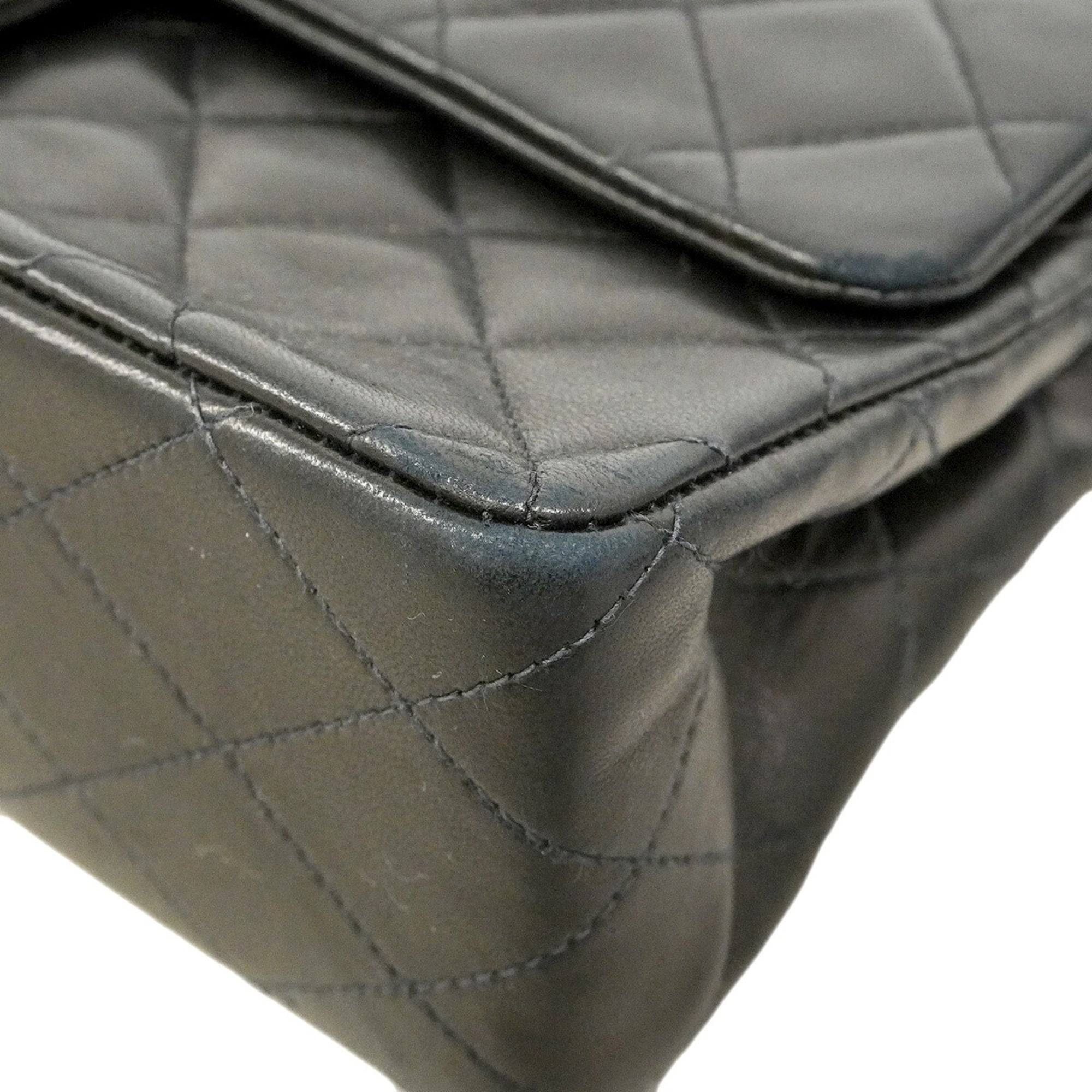 Chanel Black Leather Shoulder Bag (Pre-Owned)
