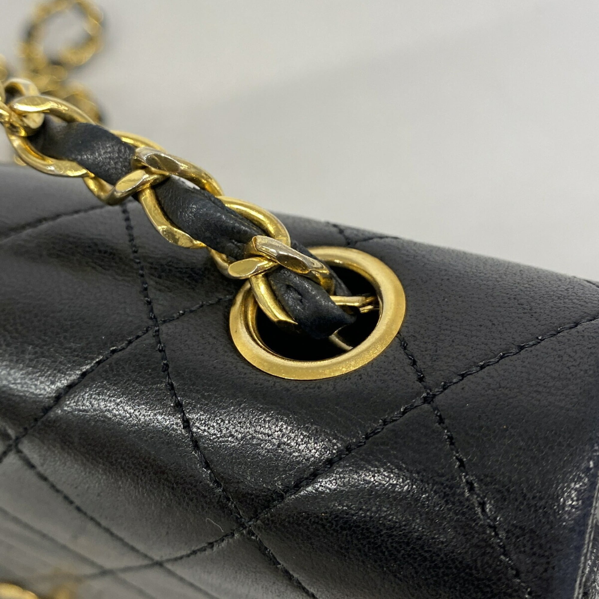 Chanel Black Leather Shoulder Bag (Pre-Owned)