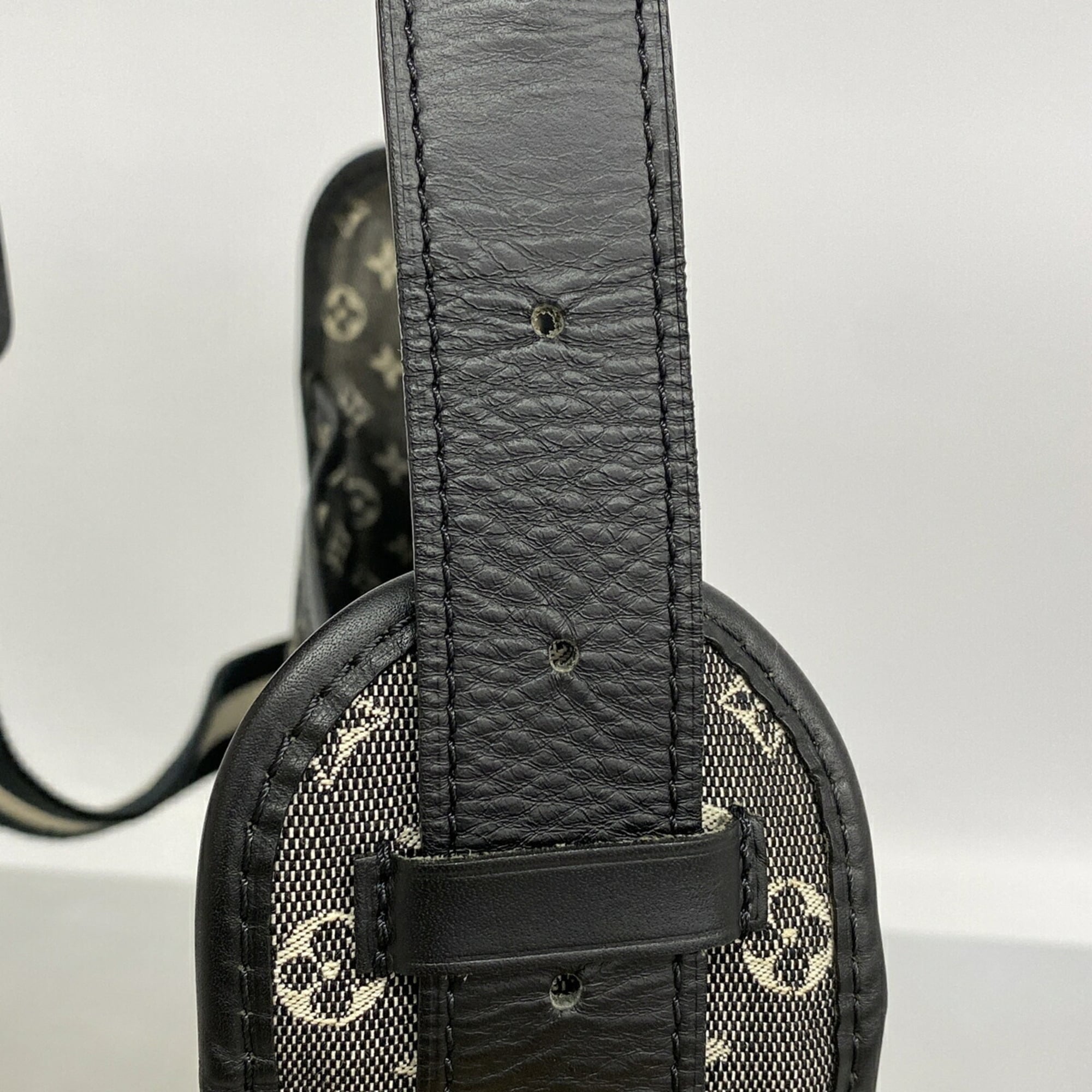 Louis Vuitton Noir Shoulder Bag (Pre-Owned)