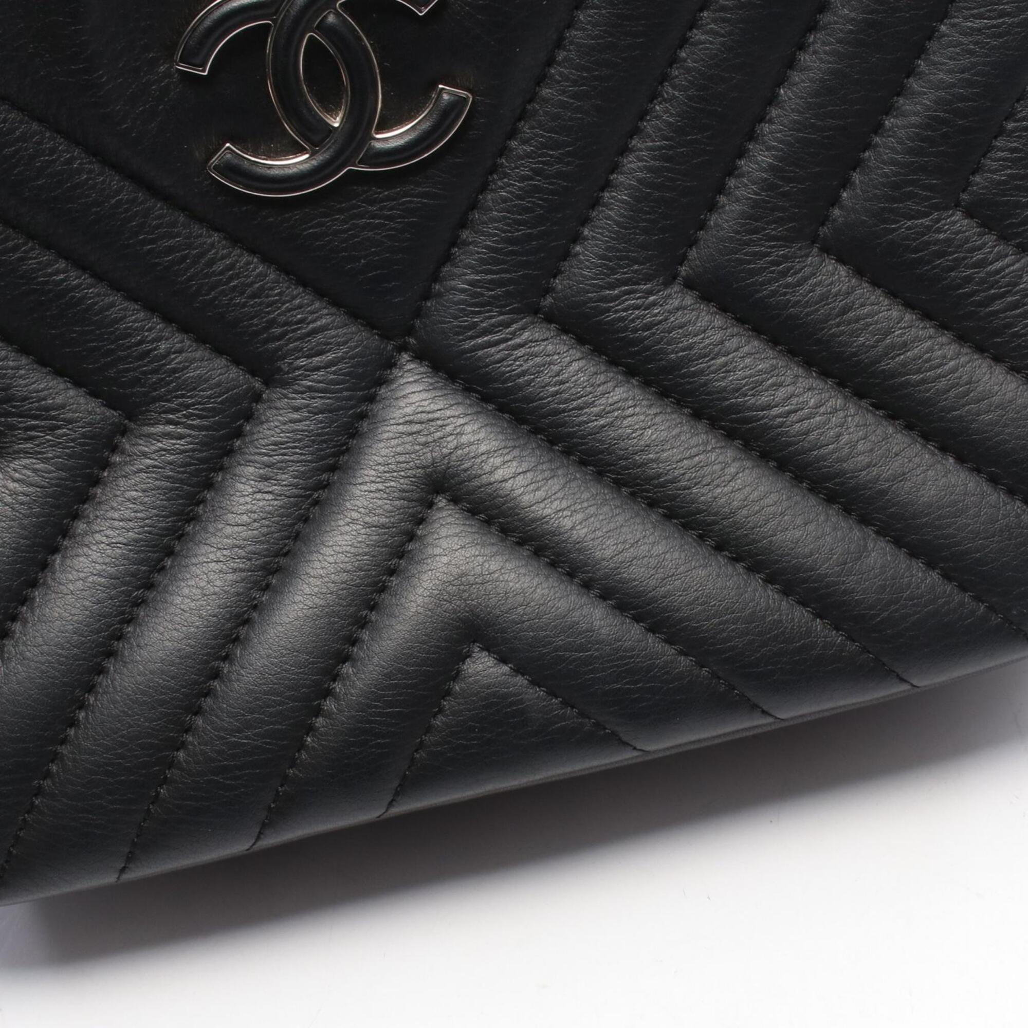 Chanel Black Leather Handbag Shoulder Bag (Pre-Owned)