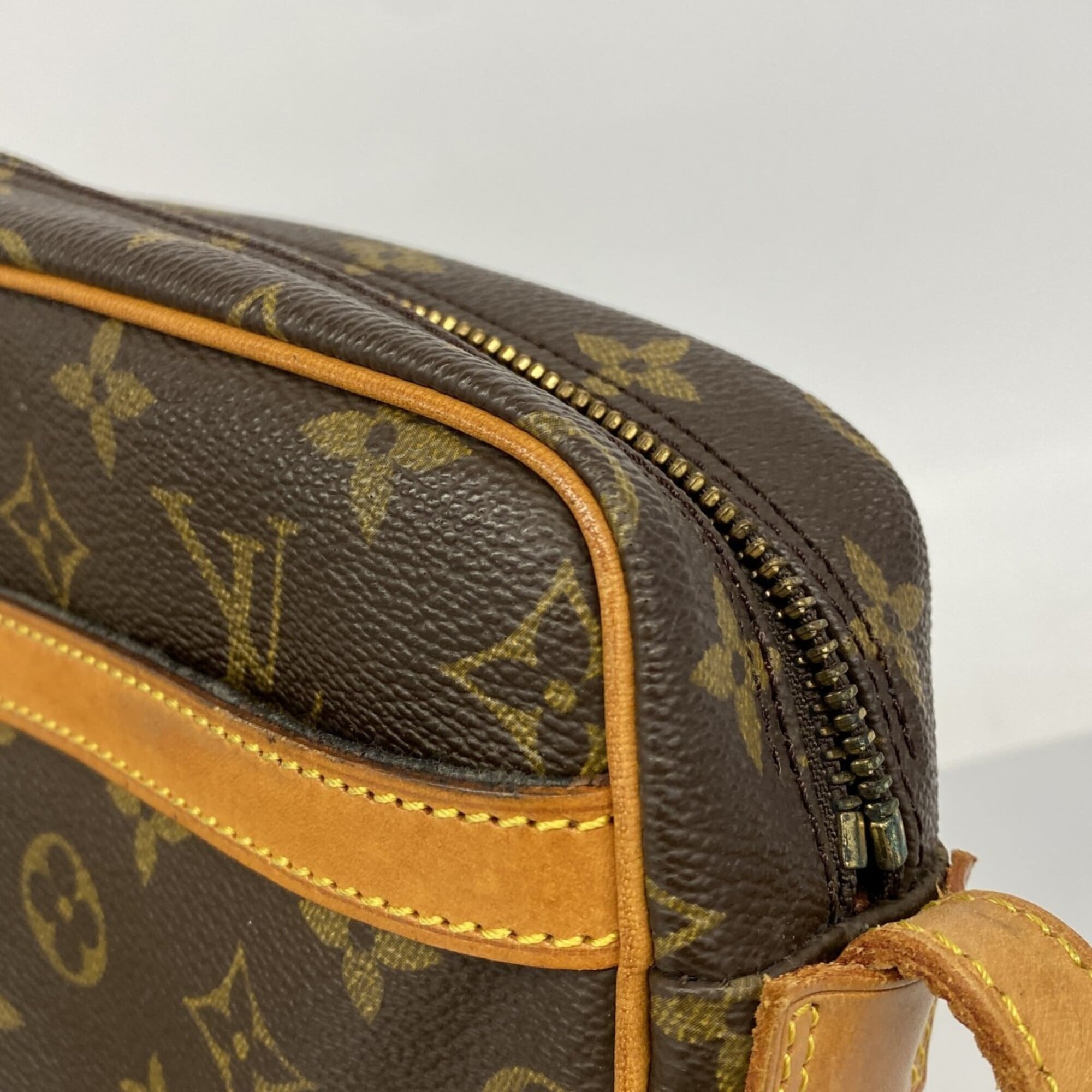 Louis Vuitton Brown Shoulder Bag (Pre-Owned)