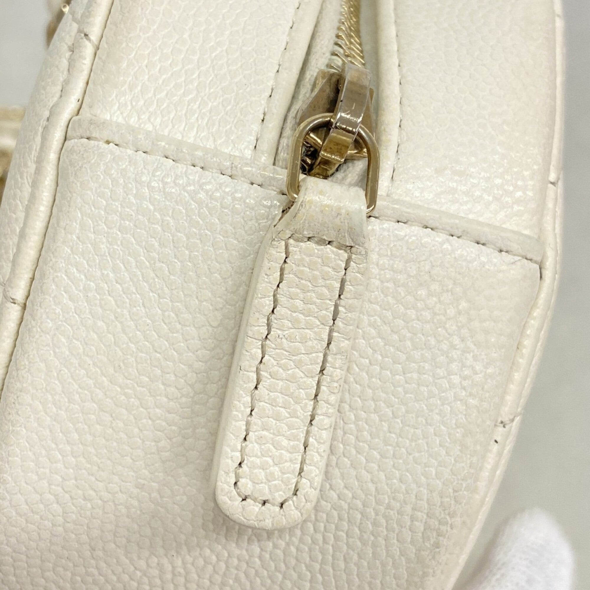 Chanel White Grained Calfskin Shoulder Bag (Pre-Owned)