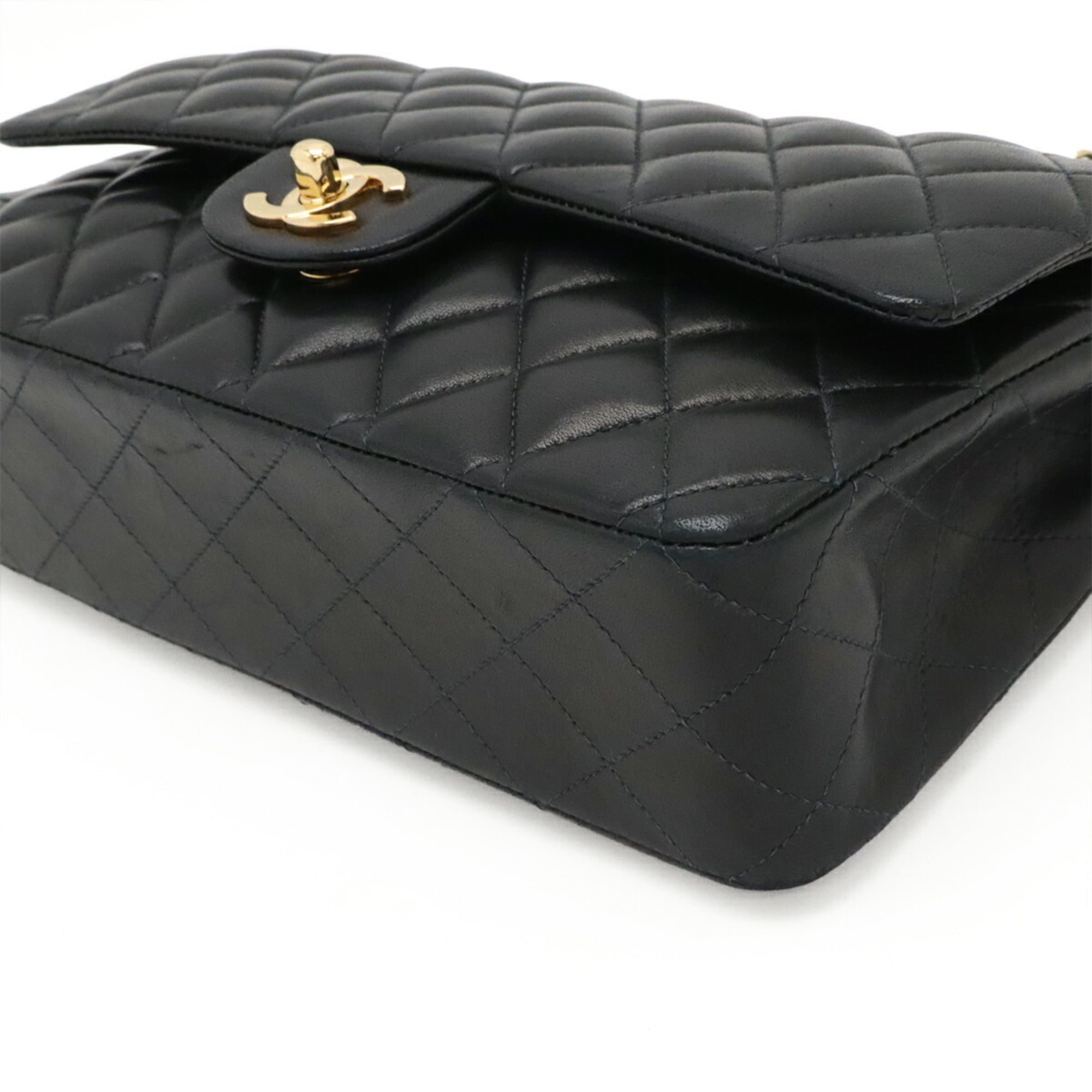 Chanel Matelasse Black Leather Shoulder Bag (Pre-Owned)