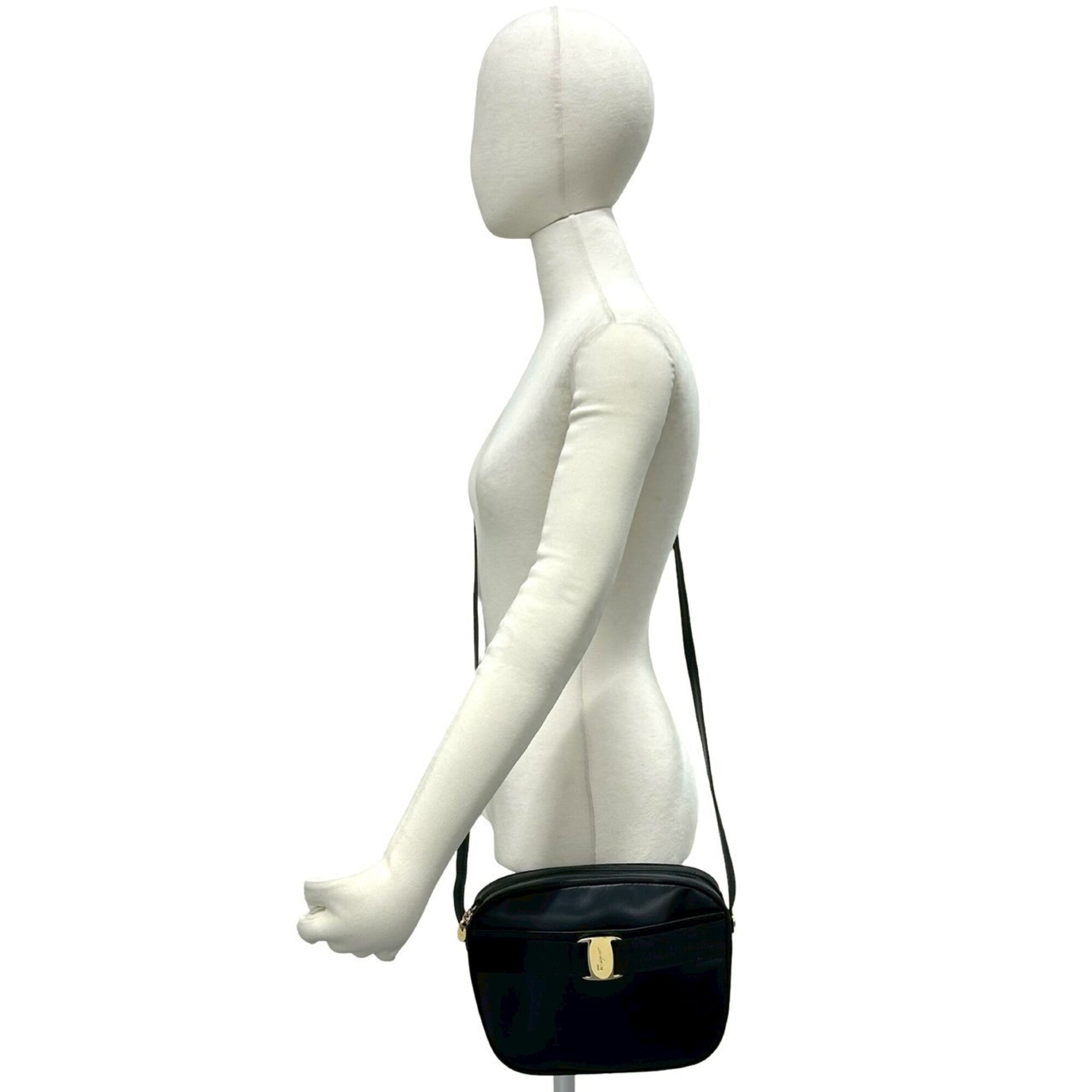 Salvatore Ferragamo Black Leather Shoulder Bag (Pre-Owned)
