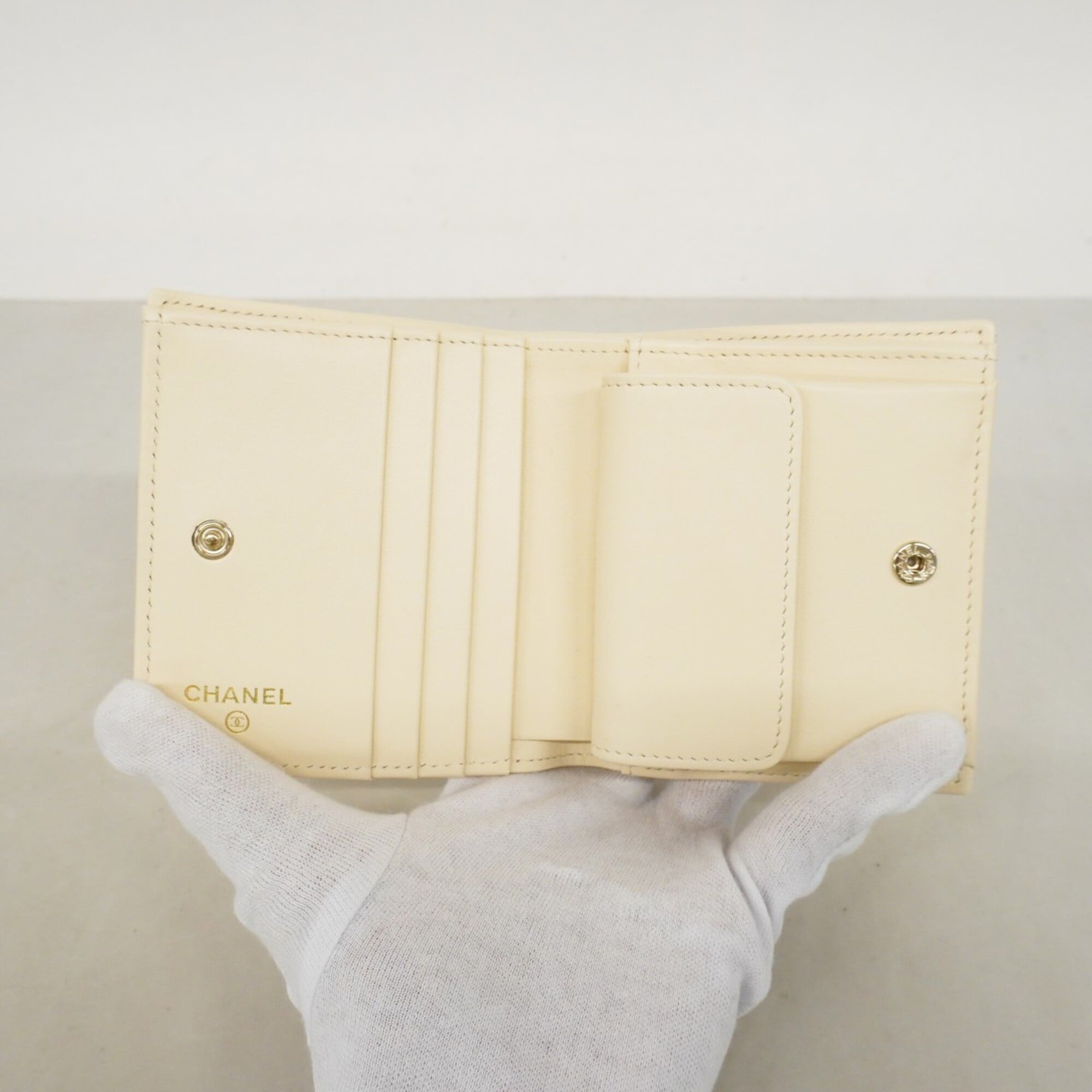 Chanel White Grained Calfskin Wallet (Bi-Fold) (Pre-Owned)