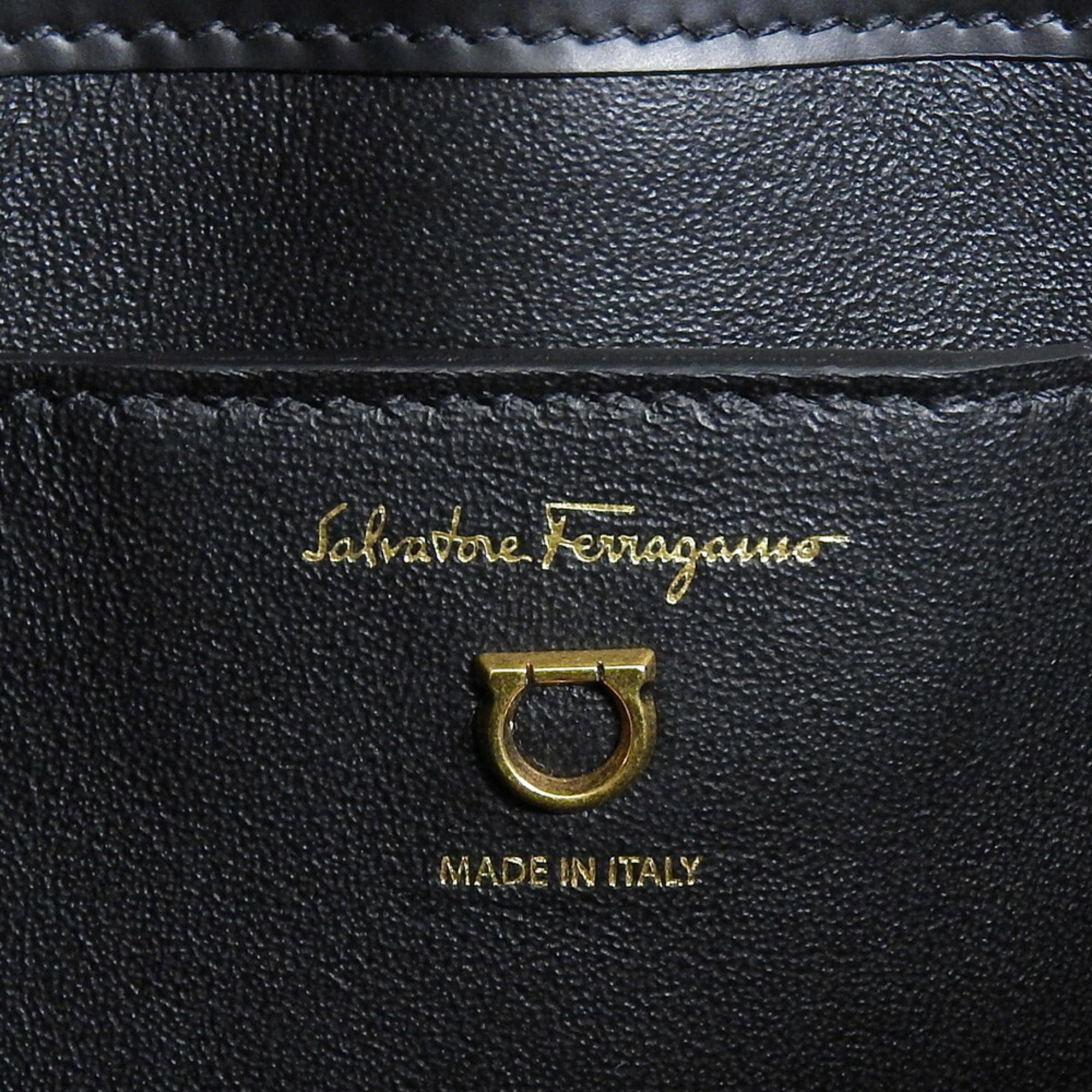 Salvatore Ferragamo Black Leather Shoulder Bag (Pre-Owned)