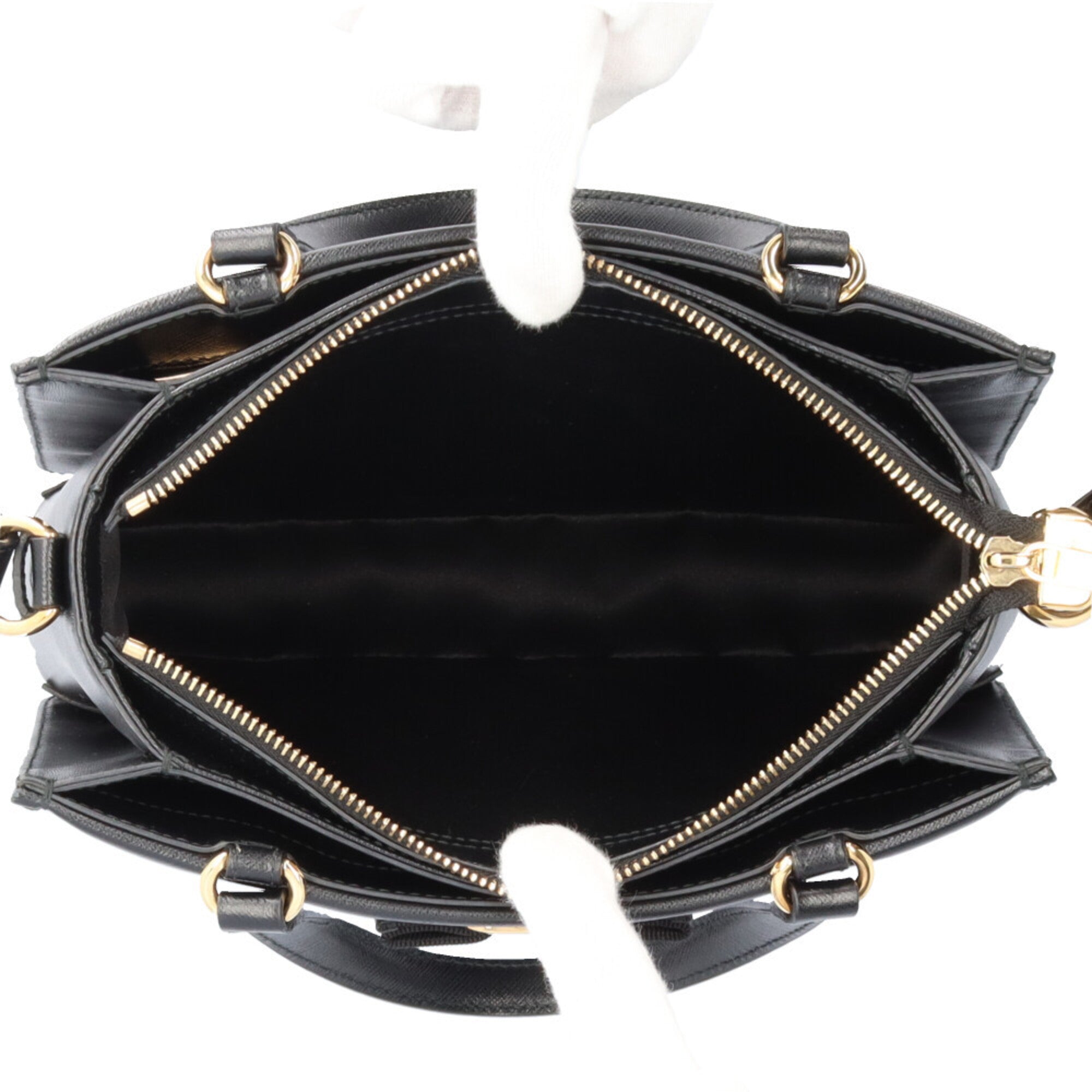 Salvatore Ferragamo Black Leather Shoulder Bag (Pre-Owned)