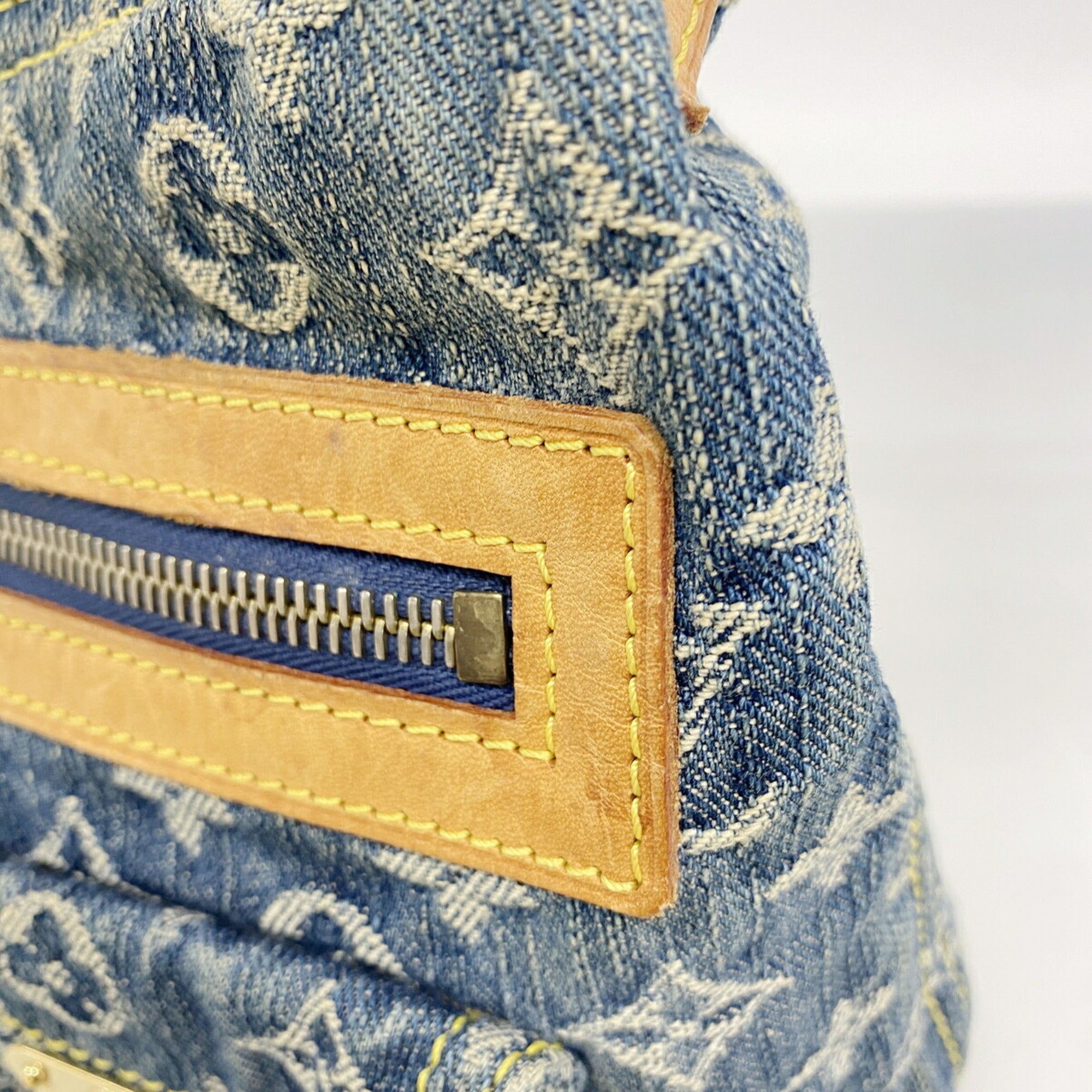 Louis Vuitton Blue Shoulder Bag (Pre-Owned)