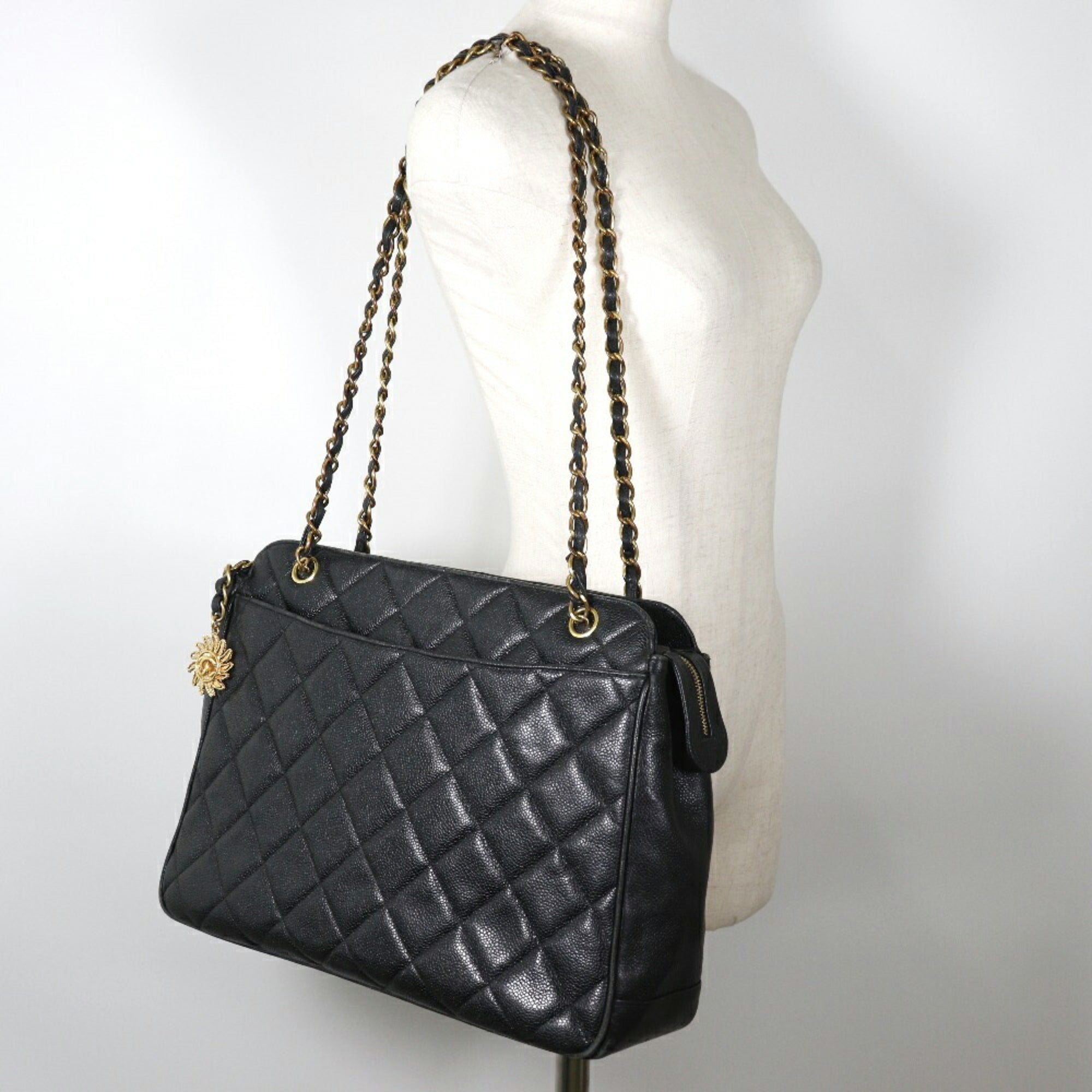 Chanel Black Caviar Leather Shoulder Bag (Pre-Owned)