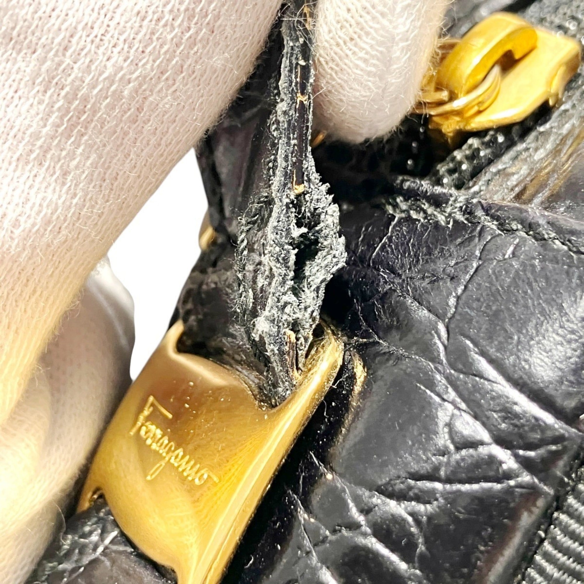 Salvatore Ferragamo Black Leather Shoulder Bag (Pre-Owned)