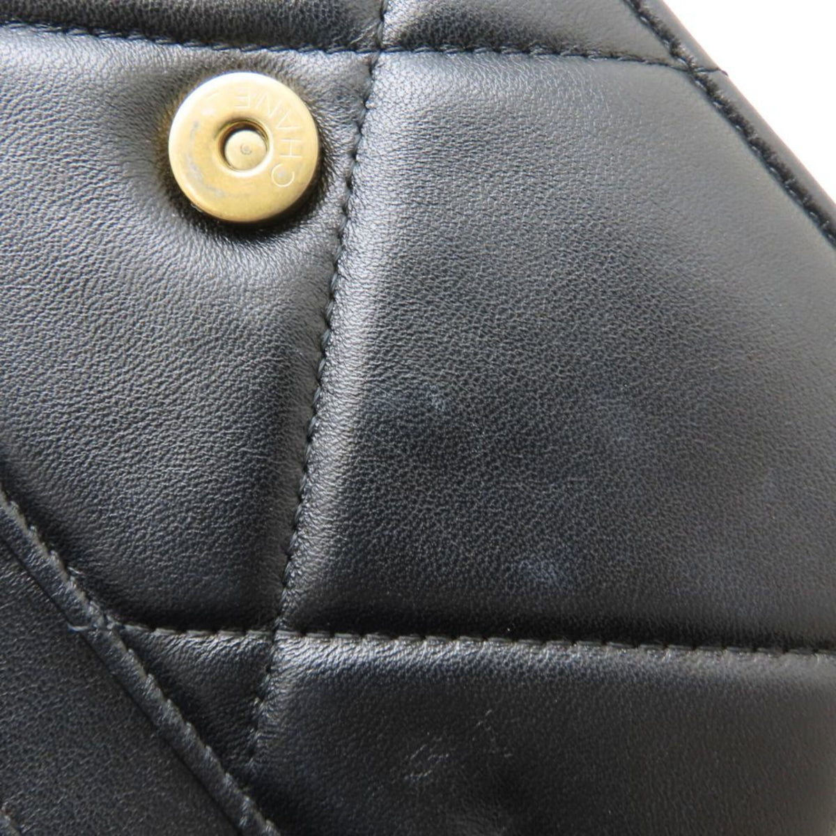 Chanel Black Leather Shoulder Bag (Pre-Owned)