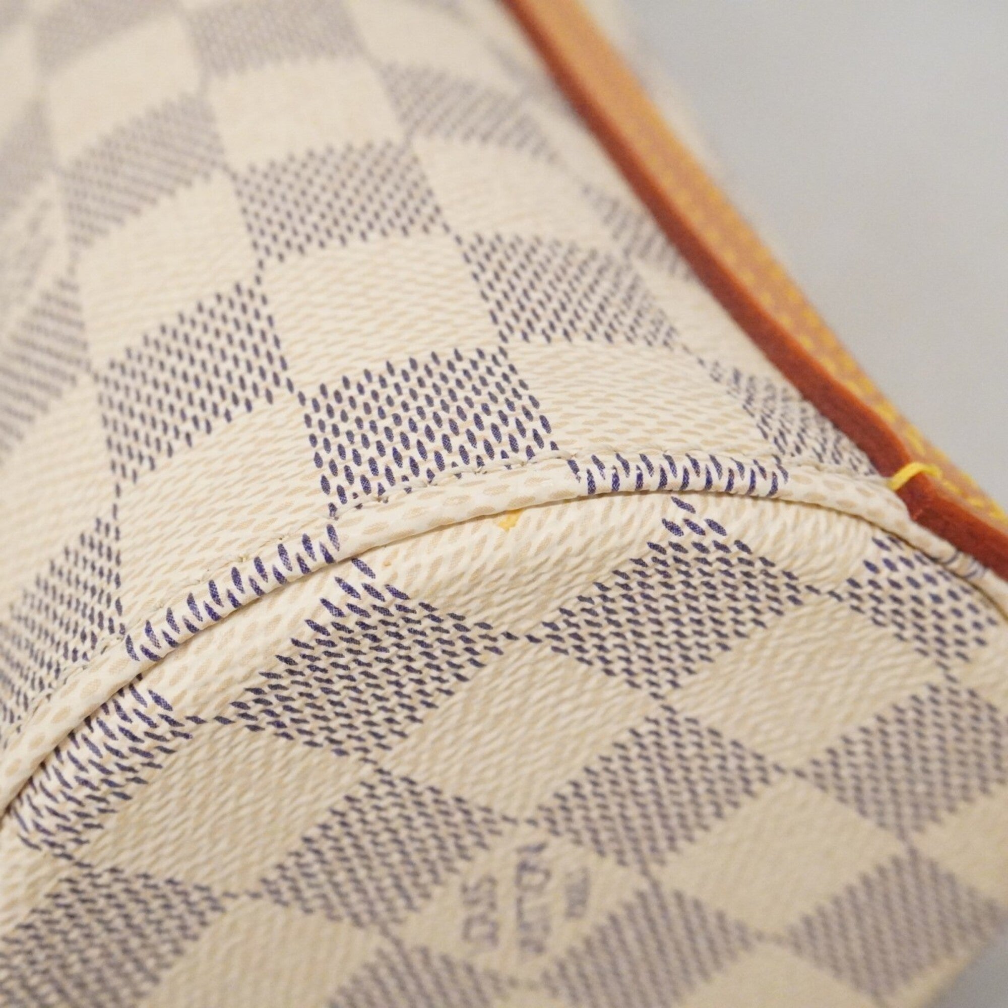 Louis Vuitton White Shoulder Bag (Pre-Owned)