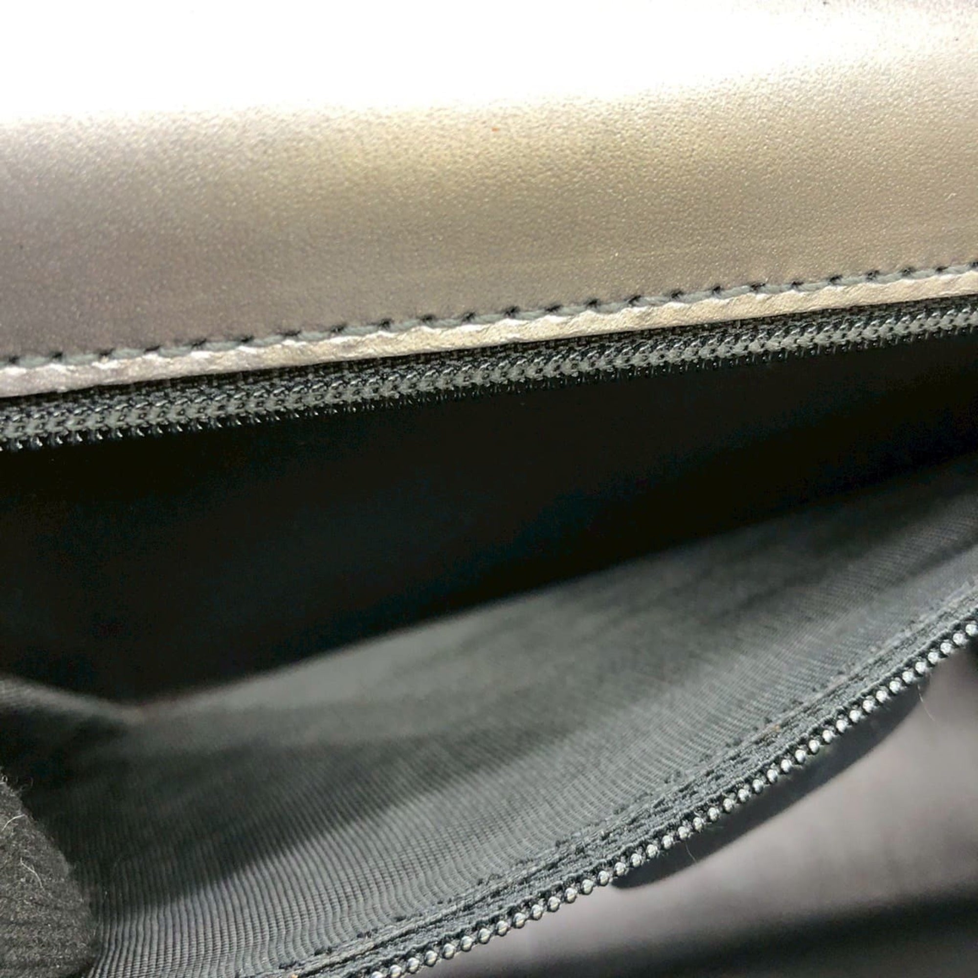 Gucci Gray Leather Shoulder Bag (Pre-Owned)