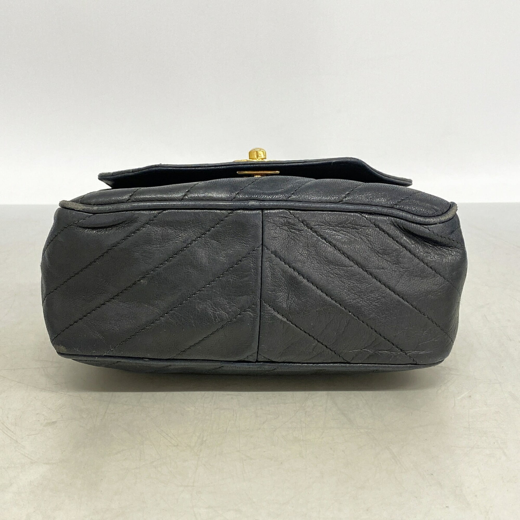 Chanel Black Leather Shoulder Bag (Pre-Owned)
