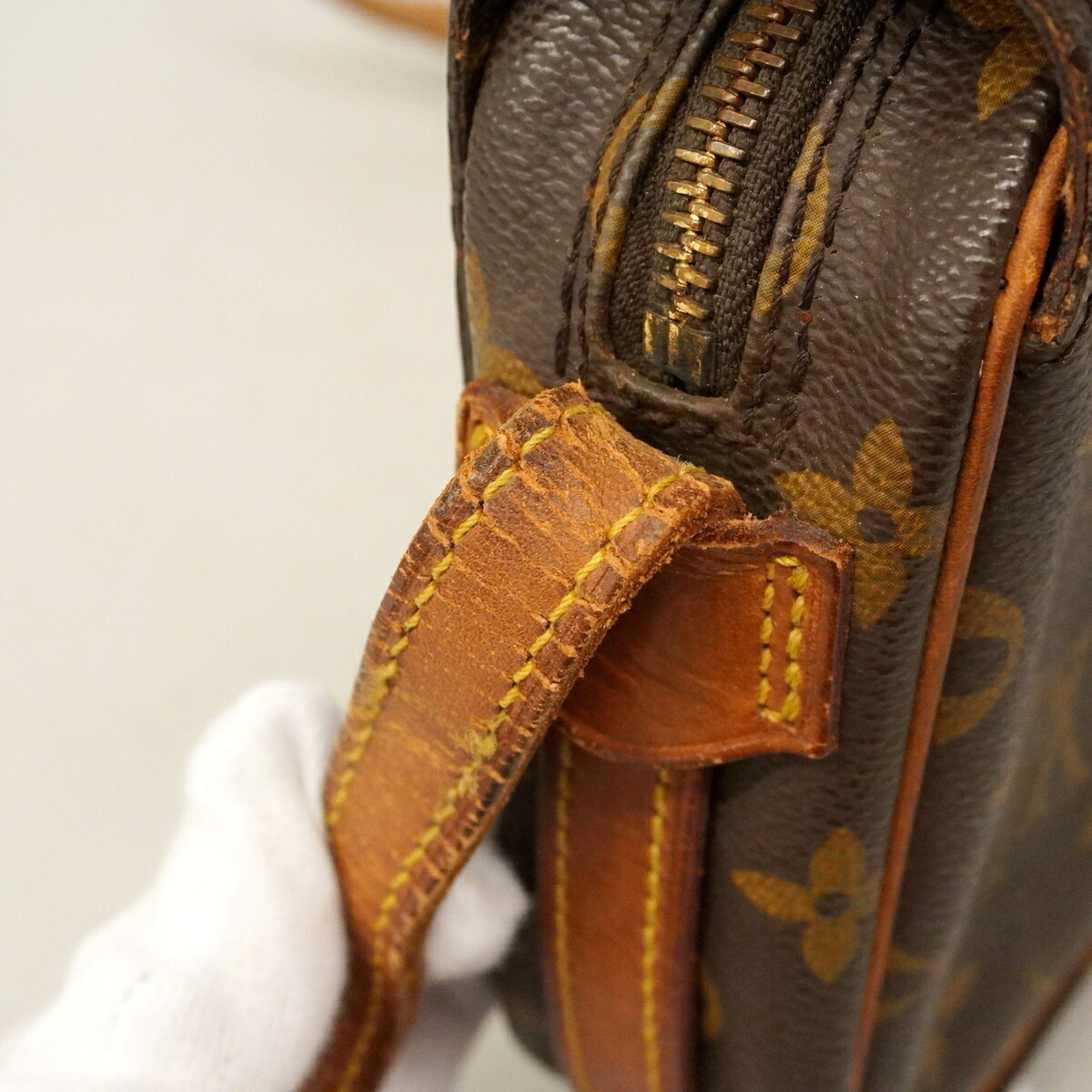 Louis Vuitton Brown Shoulder Bag (Pre-Owned)