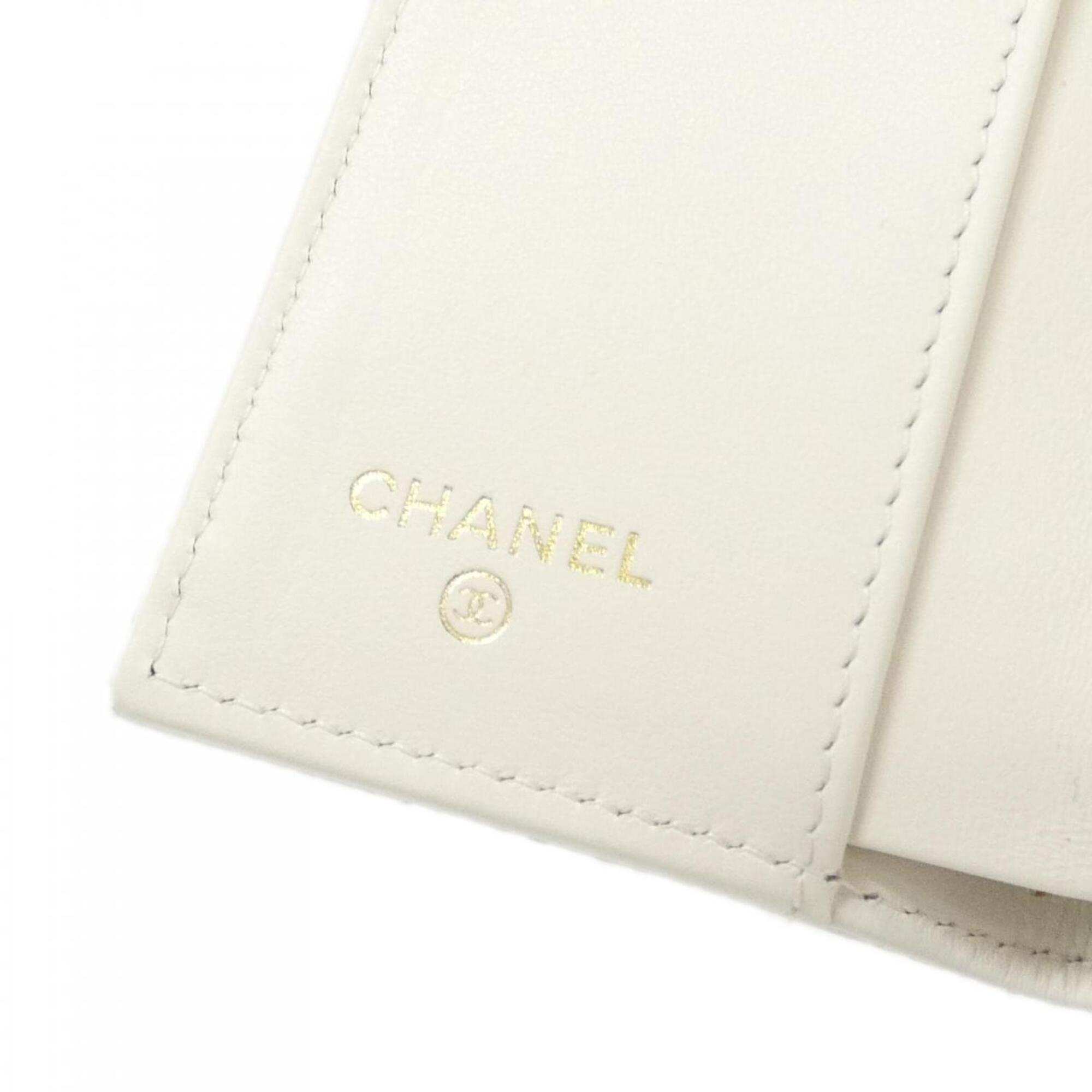 Chanel White Grained Calfskin Wallet (Tri-Fold) (Pre-Owned)