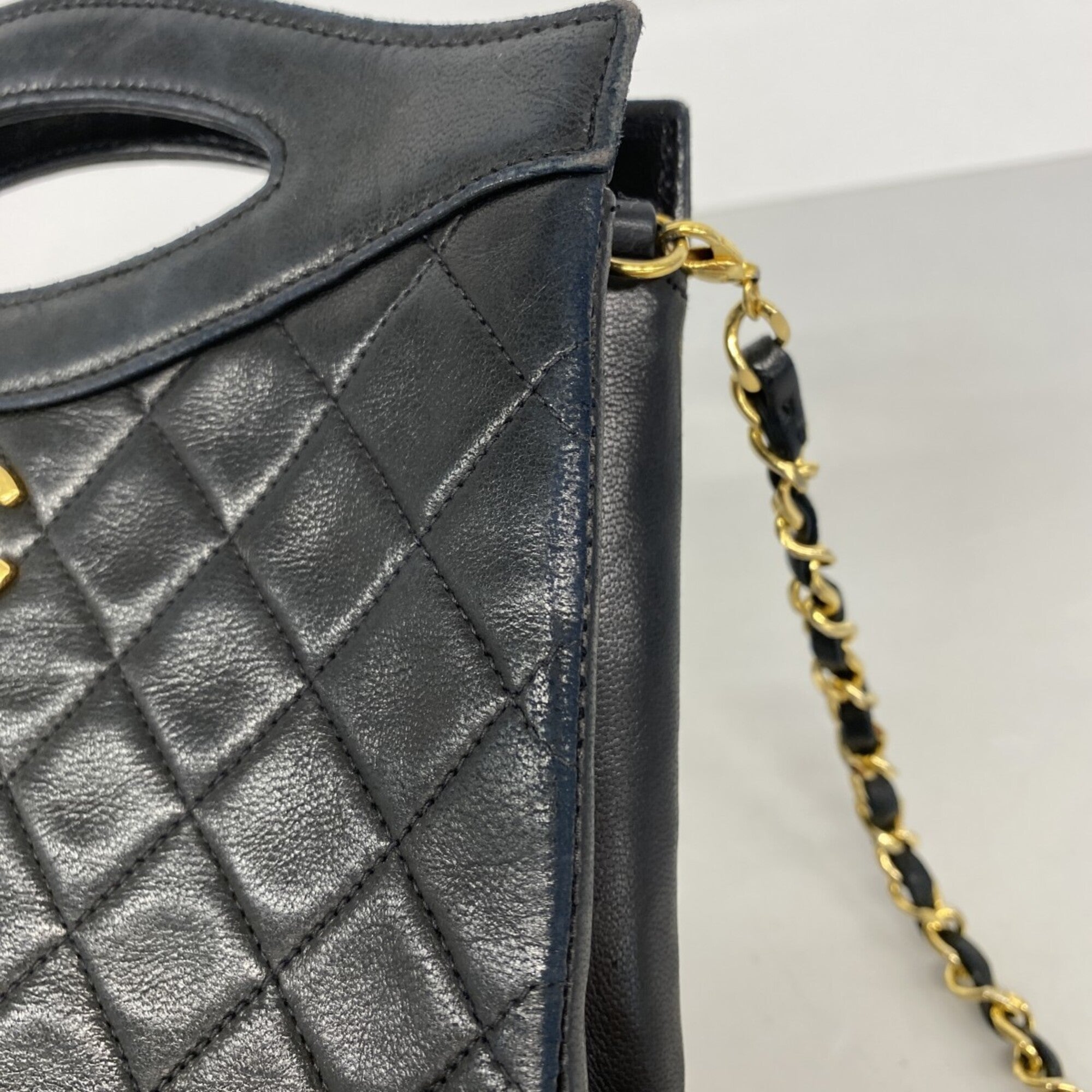 Chanel Black Leather Handbag (Pre-Owned)
