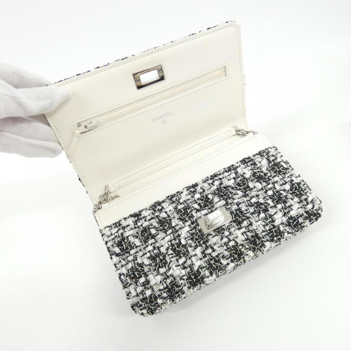 Chanel Navy White Tweed Chain/Shoulder Wallet (Pre-Owned)