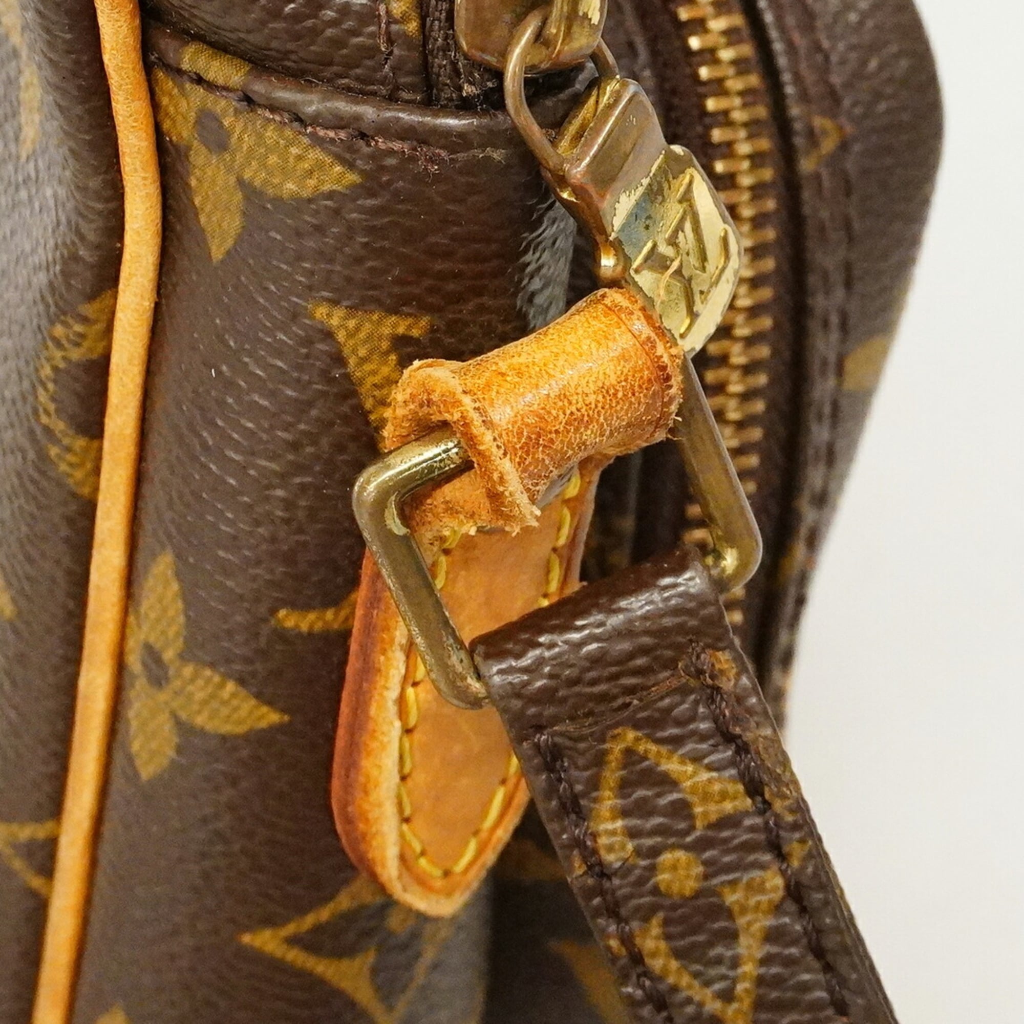 Louis Vuitton Brown Shoulder Bag (Pre-Owned)