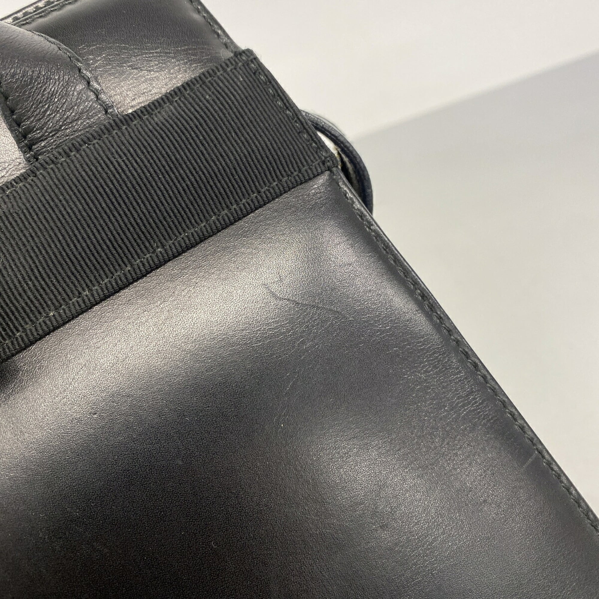 Salvatore Ferragamo Black Leather Shoulder Bag (Pre-Owned)