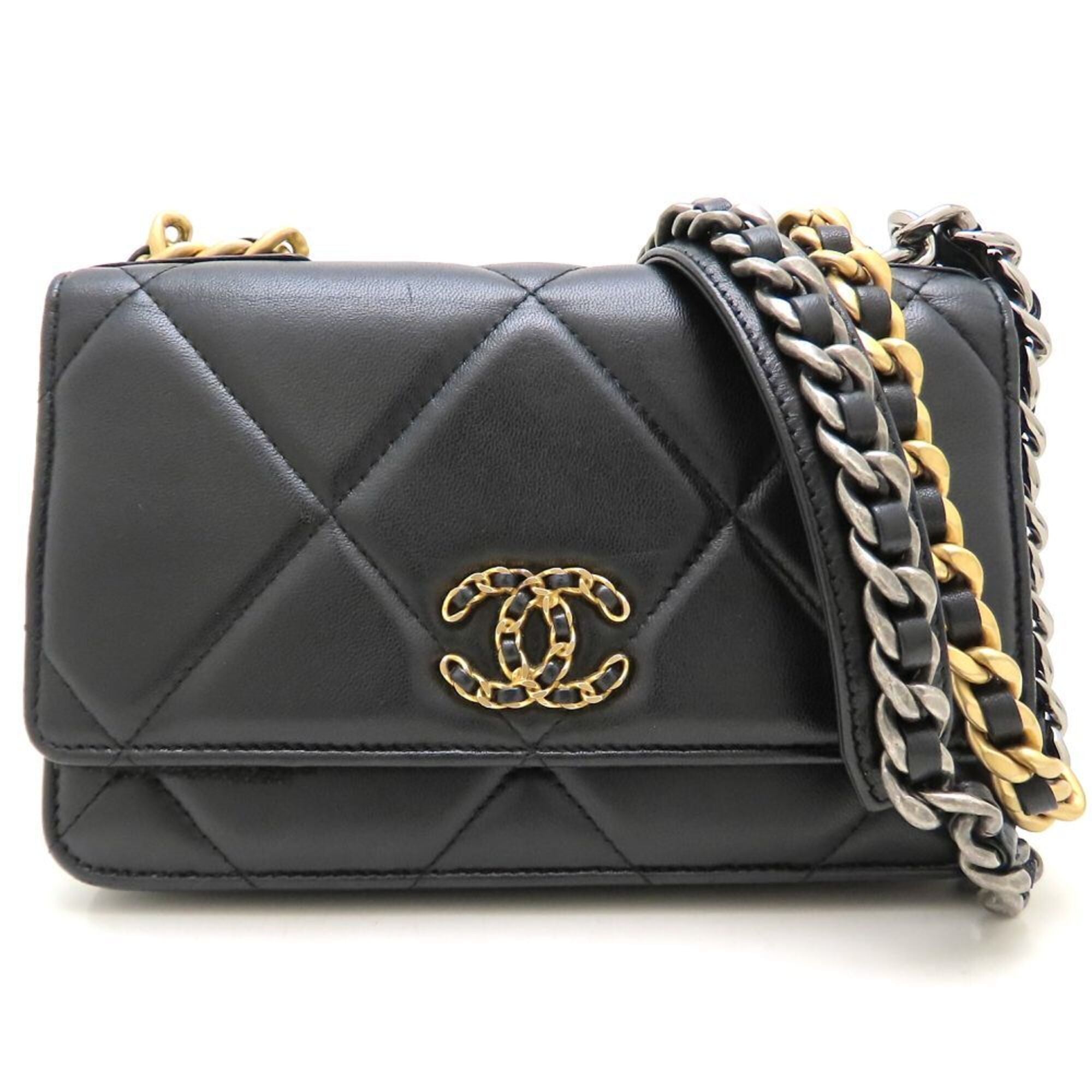 Chanel Black Leather Shoulder Bag (Pre-Owned)