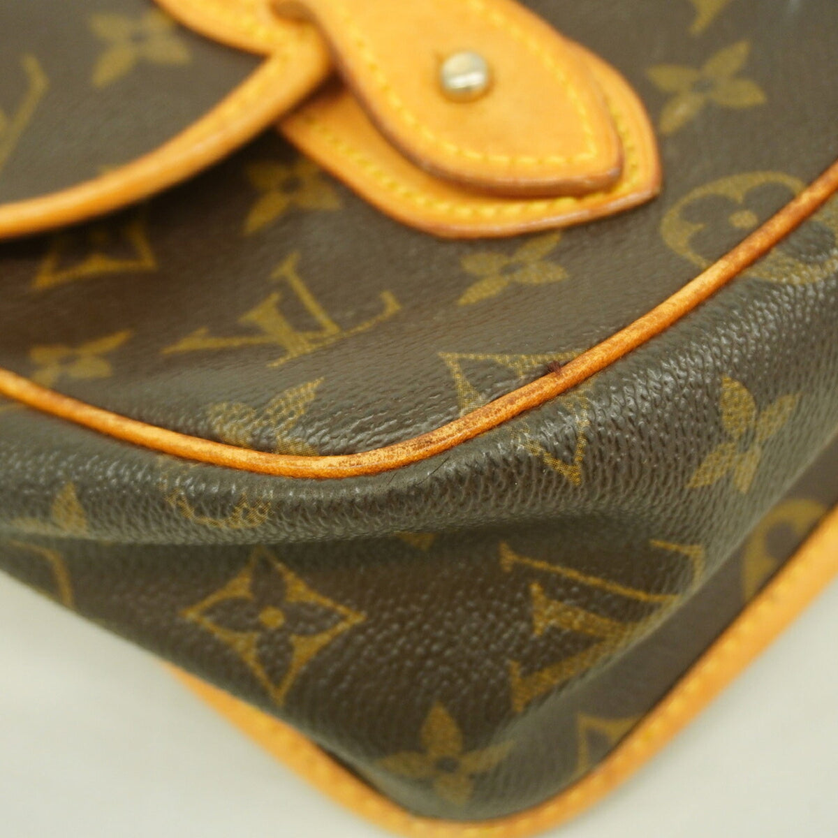 Louis Vuitton Brown Shoulder Bag (Pre-Owned)