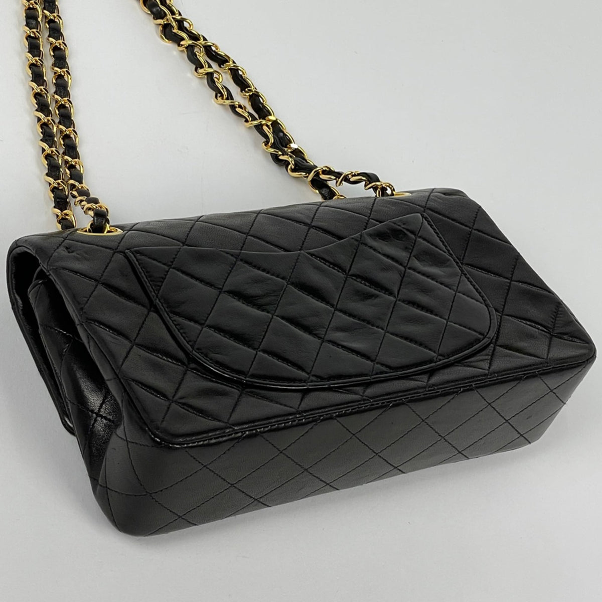 Chanel Matelasse Black Leather Shoulder Bag (Pre-Owned)