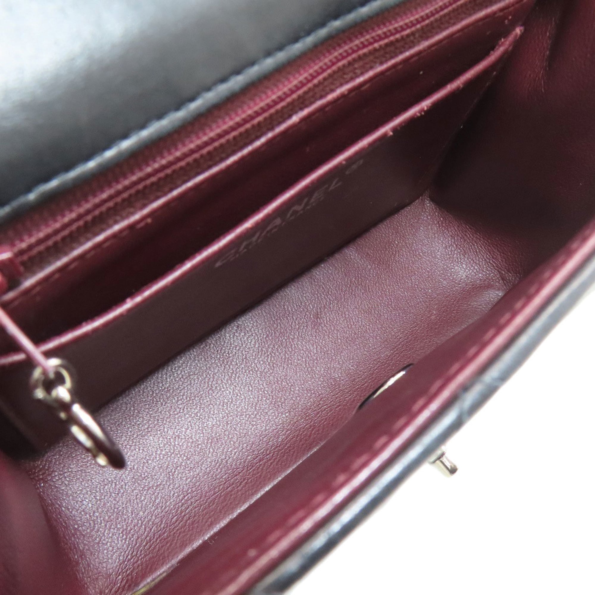 Chanel Black Leather Shoulder Bag (Pre-Owned)