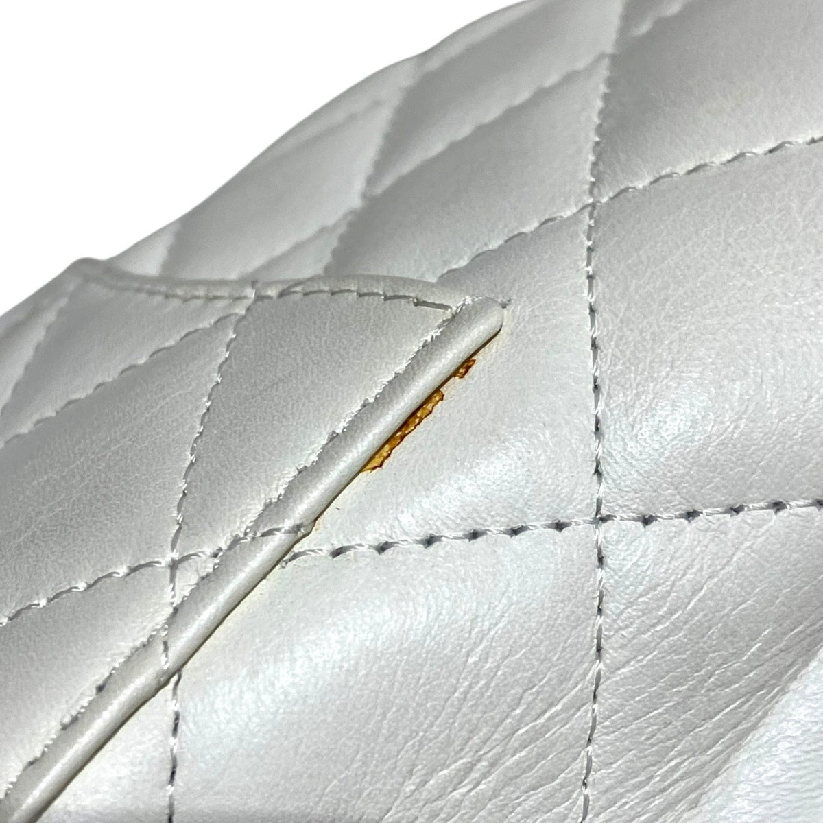 Chanel White Leather Shoulder Bag (Pre-Owned)