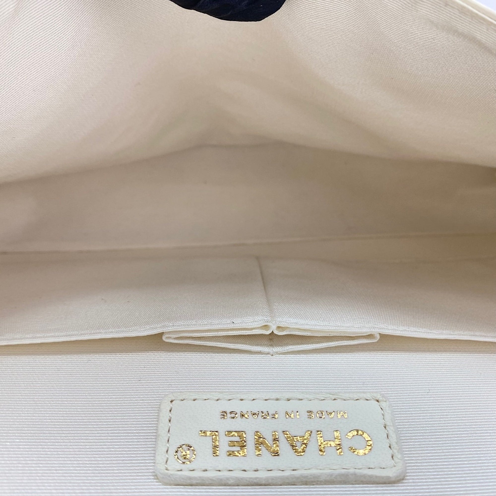 Chanel Matelasse White Canvas Shoulder Bag (Pre-Owned)