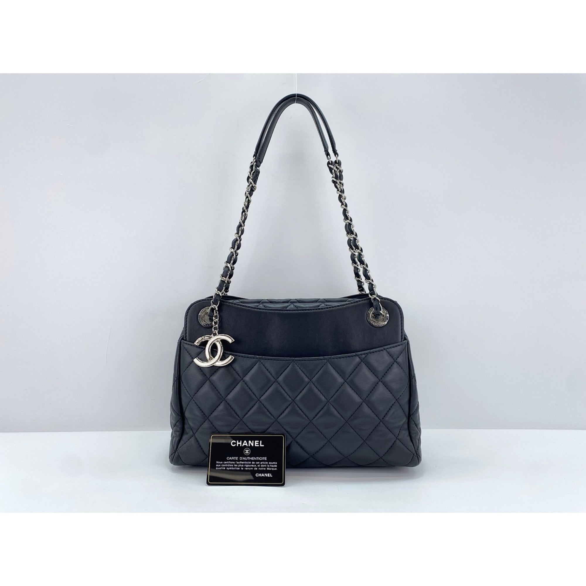 Chanel Black Shoulder Bag (Pre-Owned)