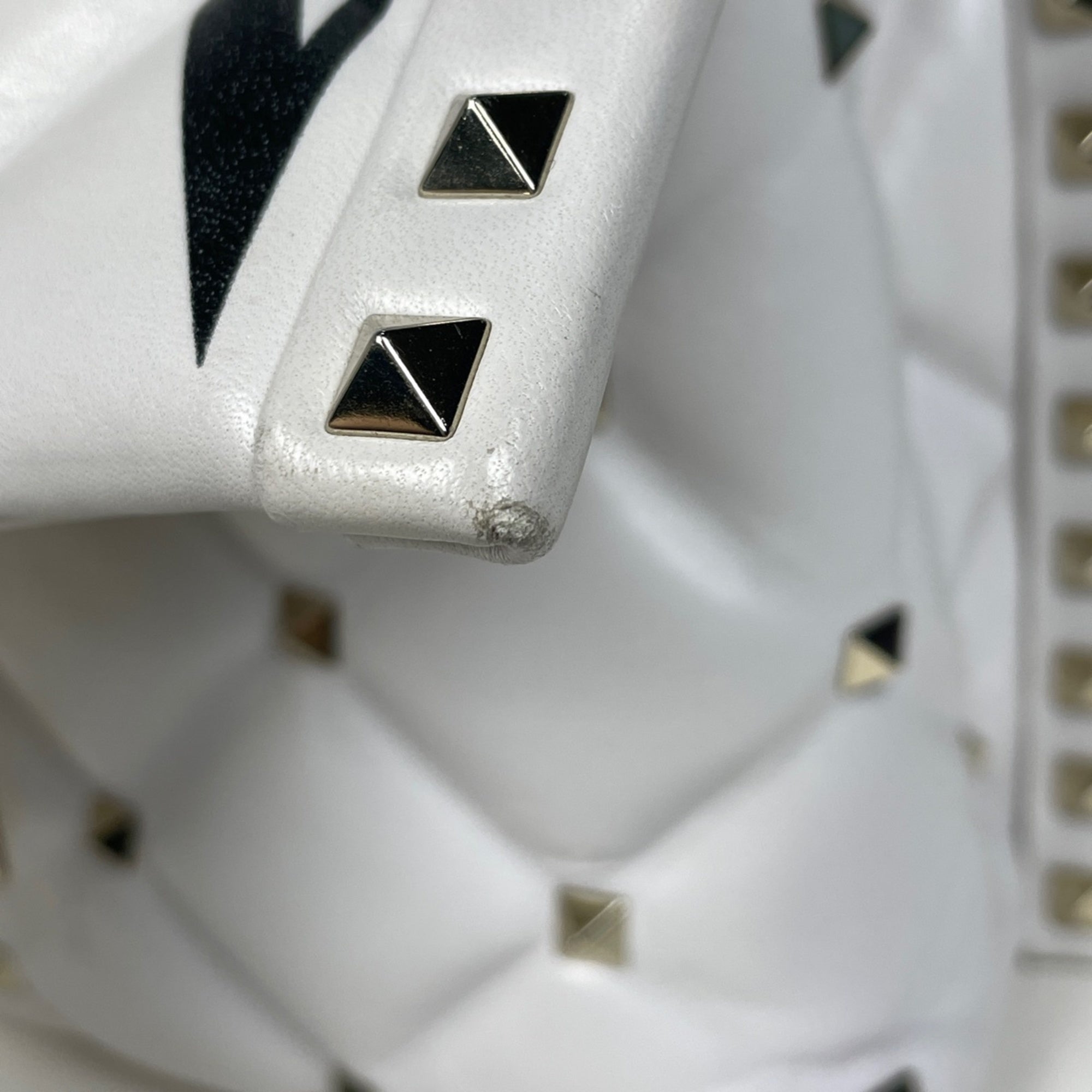 Valentino Garavani White Leather Handbag (Pre-Owned)