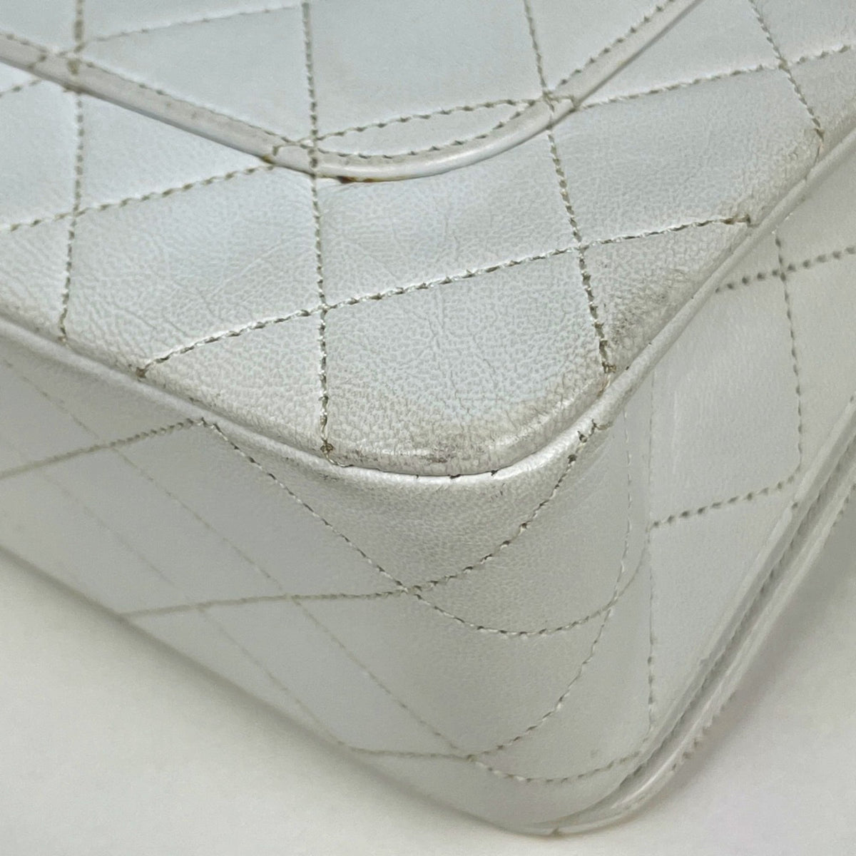 Chanel Matelasse White Leather Shoulder Bag (Pre-Owned)