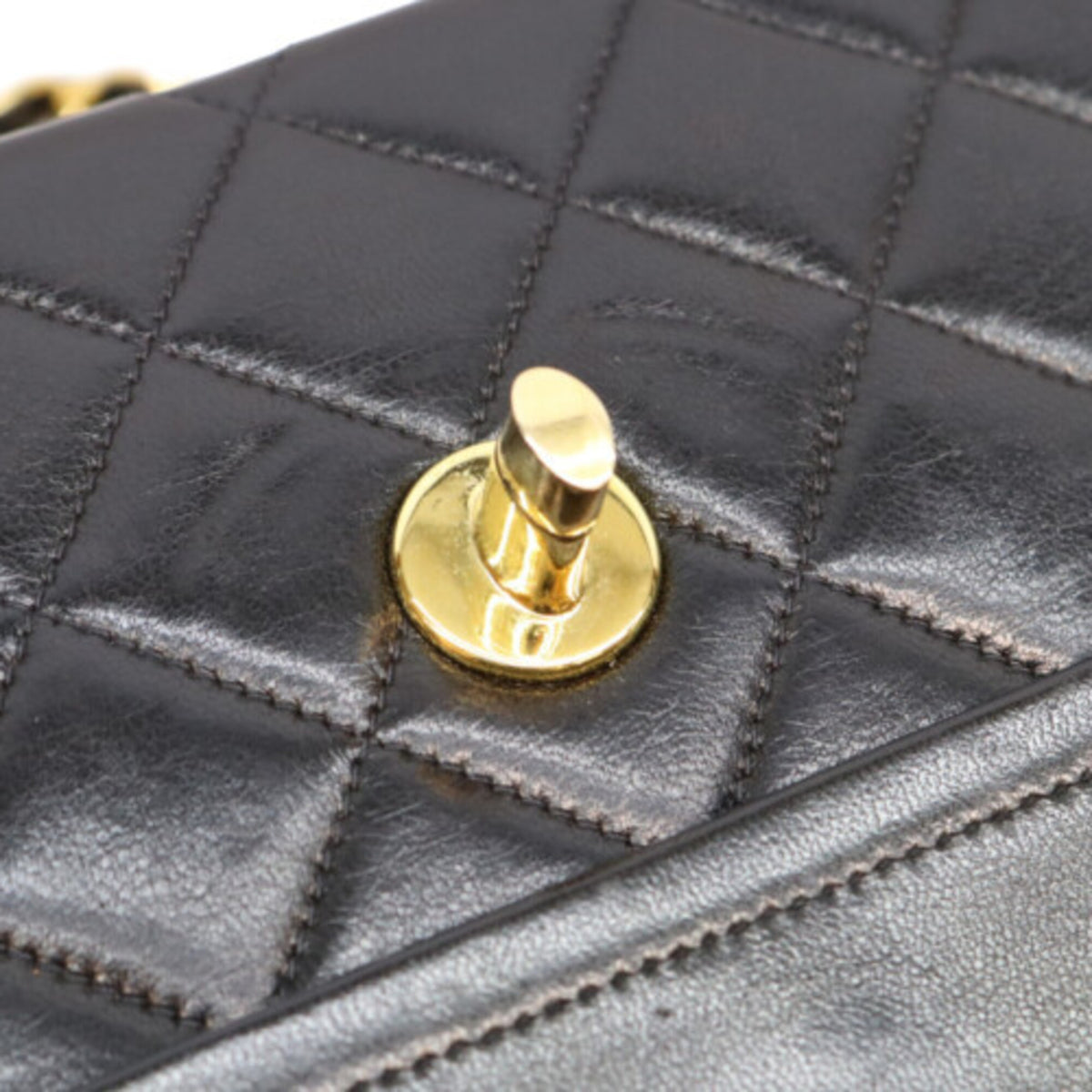 Chanel Black Leather Shoulder Bag (Pre-Owned)