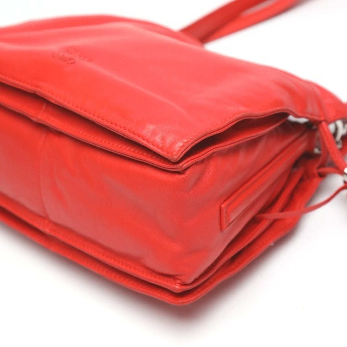 Loewe Red Color Leather Shoulder Bag (Pre-Owned)