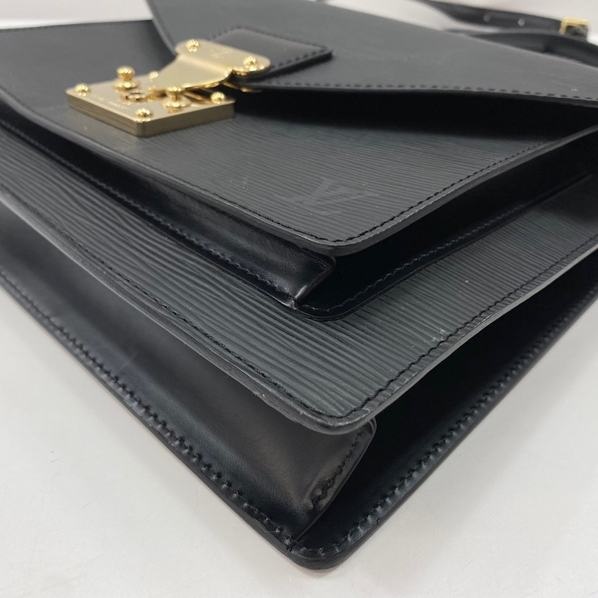 Louis Vuitton Black Handbag (Pre-Owned)