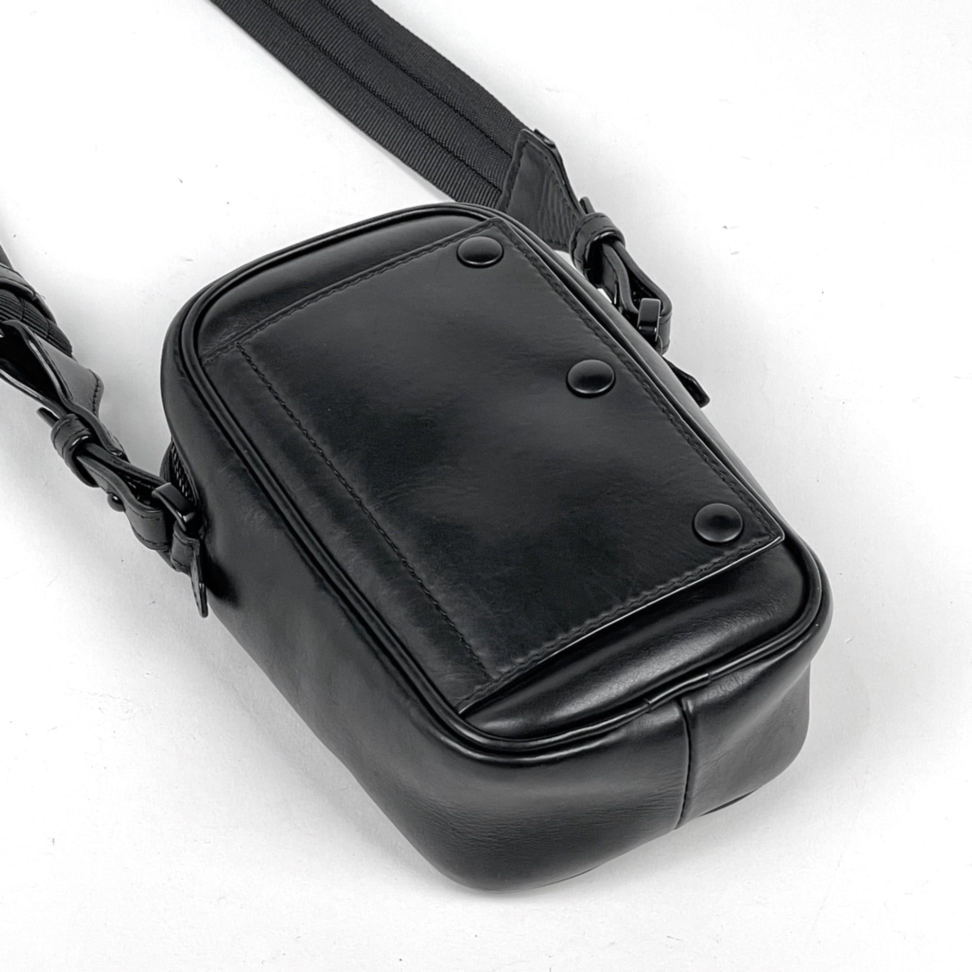 Bottega Veneta Black Leather Pouch Shoulder Bag (Pre-Owned)