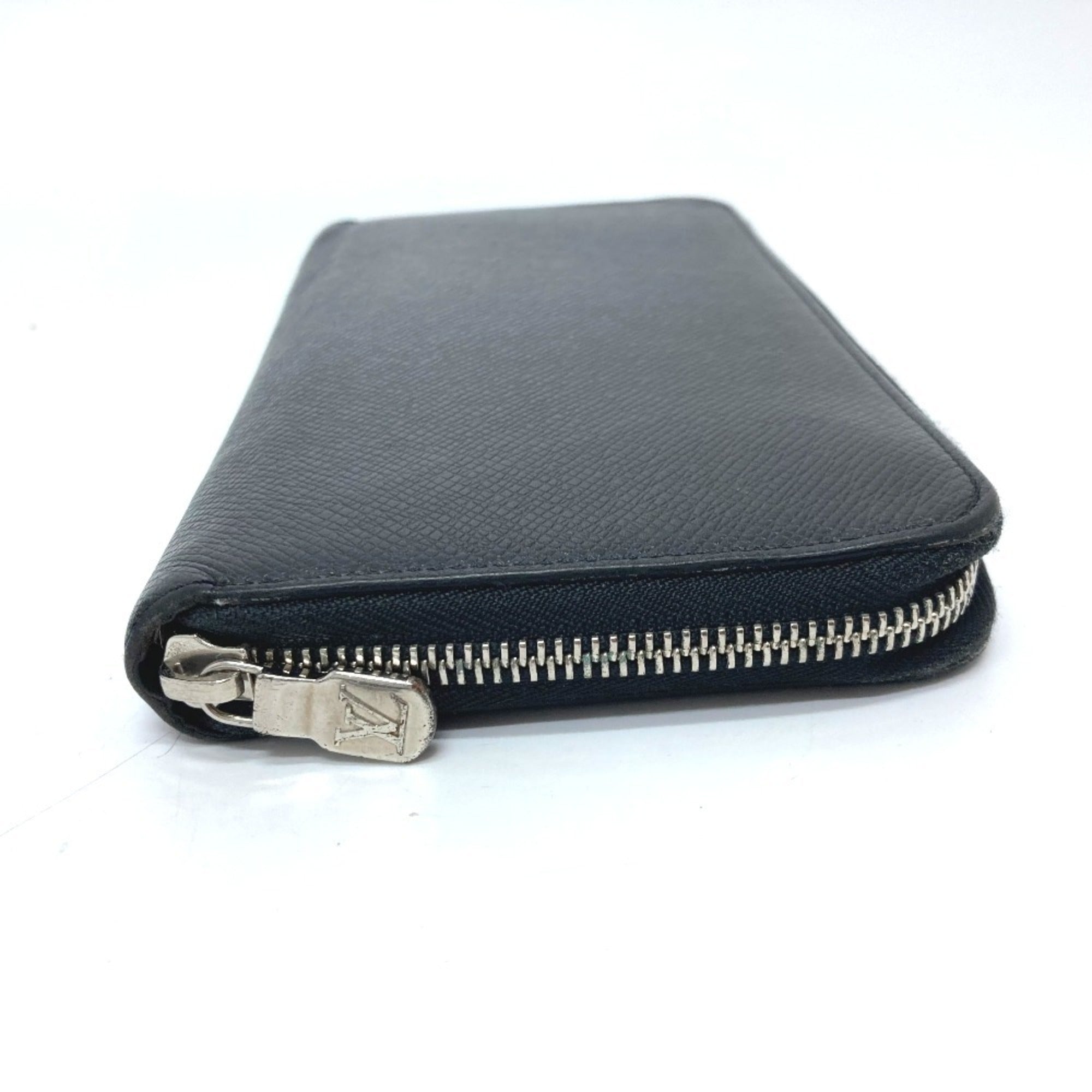 Louis Vuitton Black Noir Taiga Leather Leather Long Wallet (Bi-Fold) (Pre-Owned)