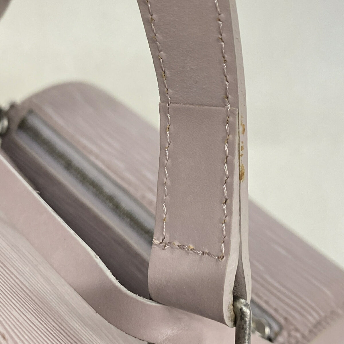 Louis Vuitton Lilac Handbag (Pre-Owned)