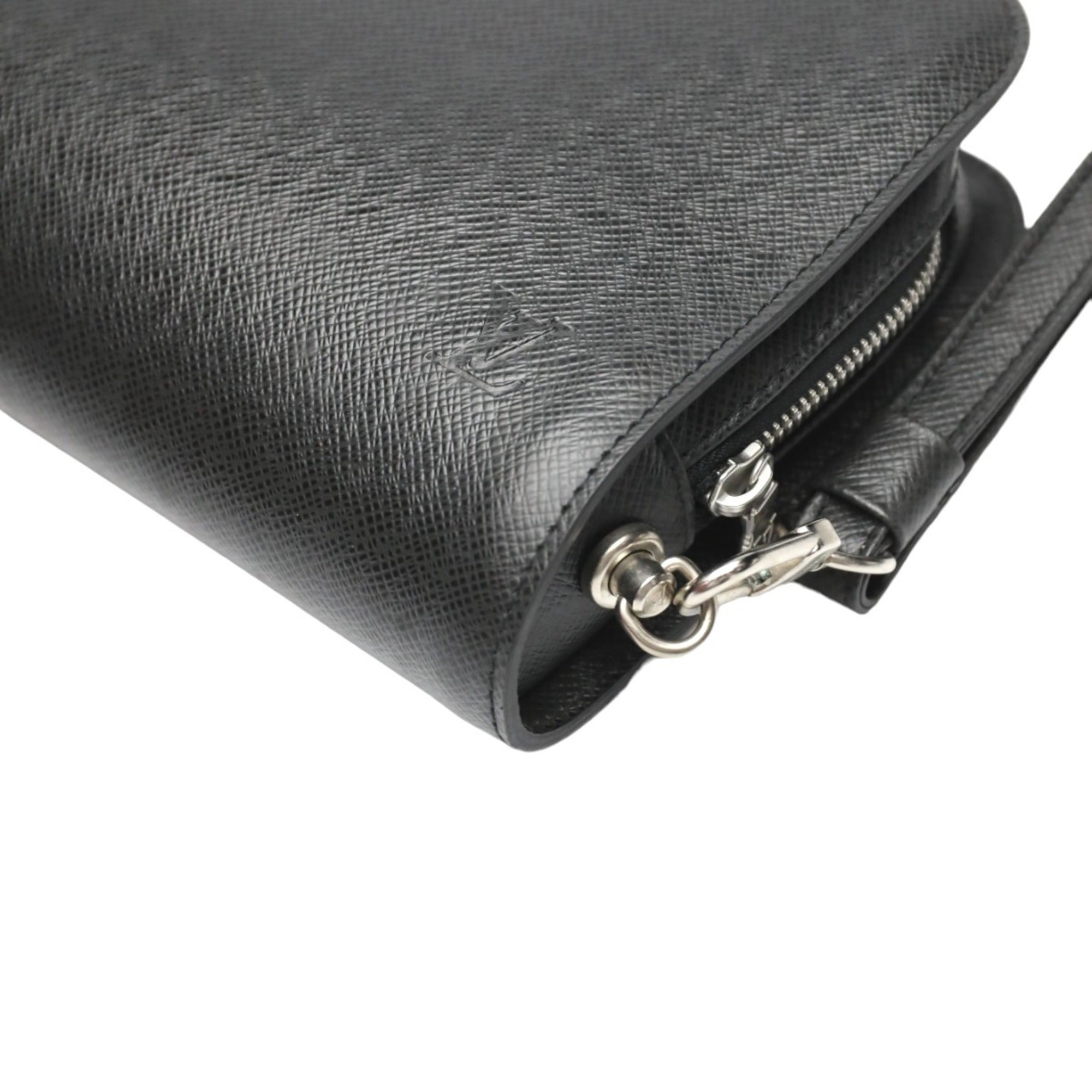 Louis Vuitton Taiga Ardoise Black Taiga Leather Handbag (Pre-Owned)