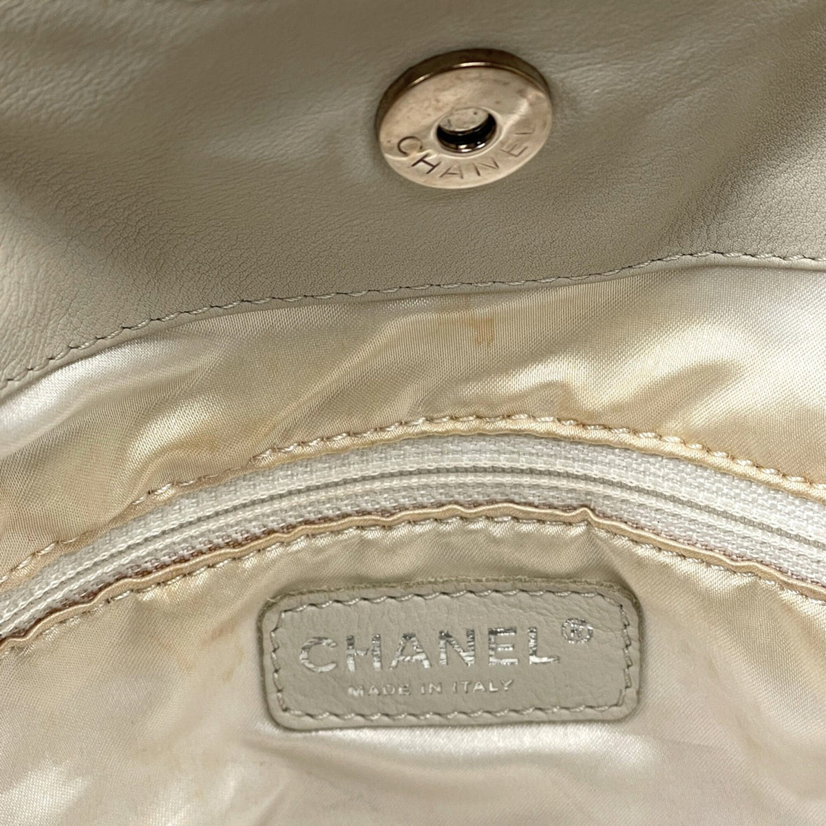 Chanel Ivory Leather Shoulder Bag (Pre-Owned)