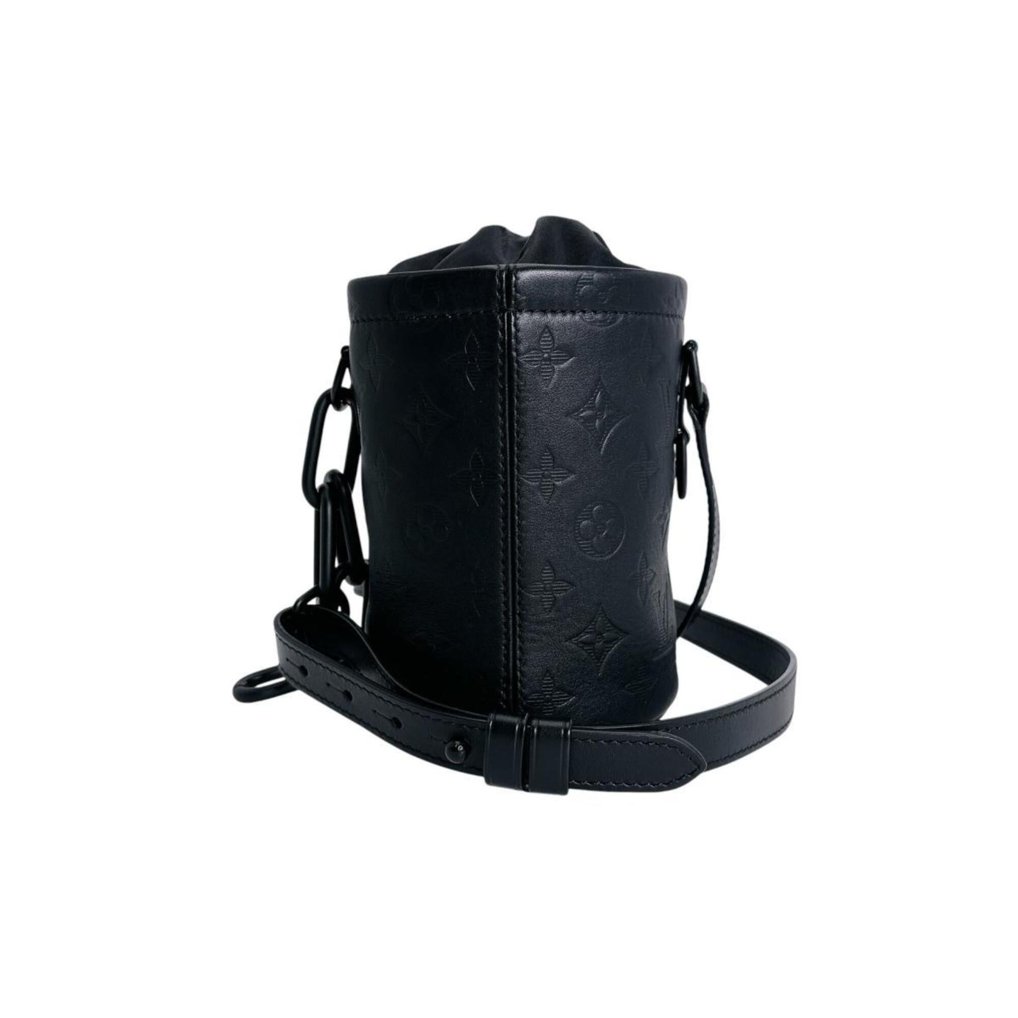 Louis Vuitton Black Leather Shoulder Bag (Pre-Owned)