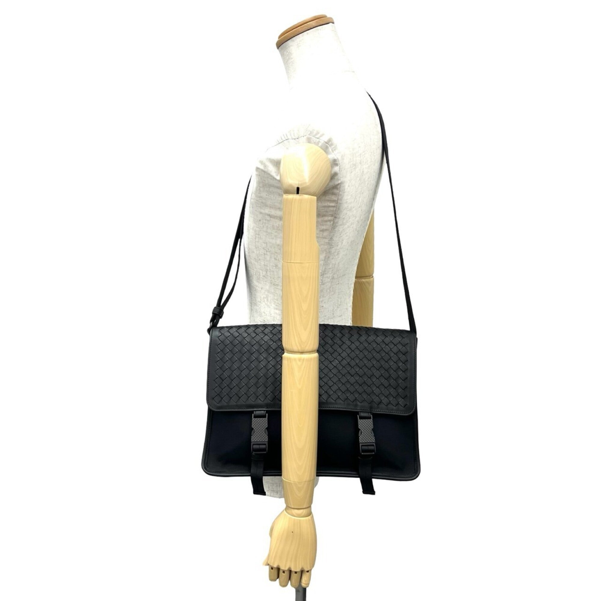 Bottega Veneta Black Leather Nylon Shoulder Bag (Pre-Owned)