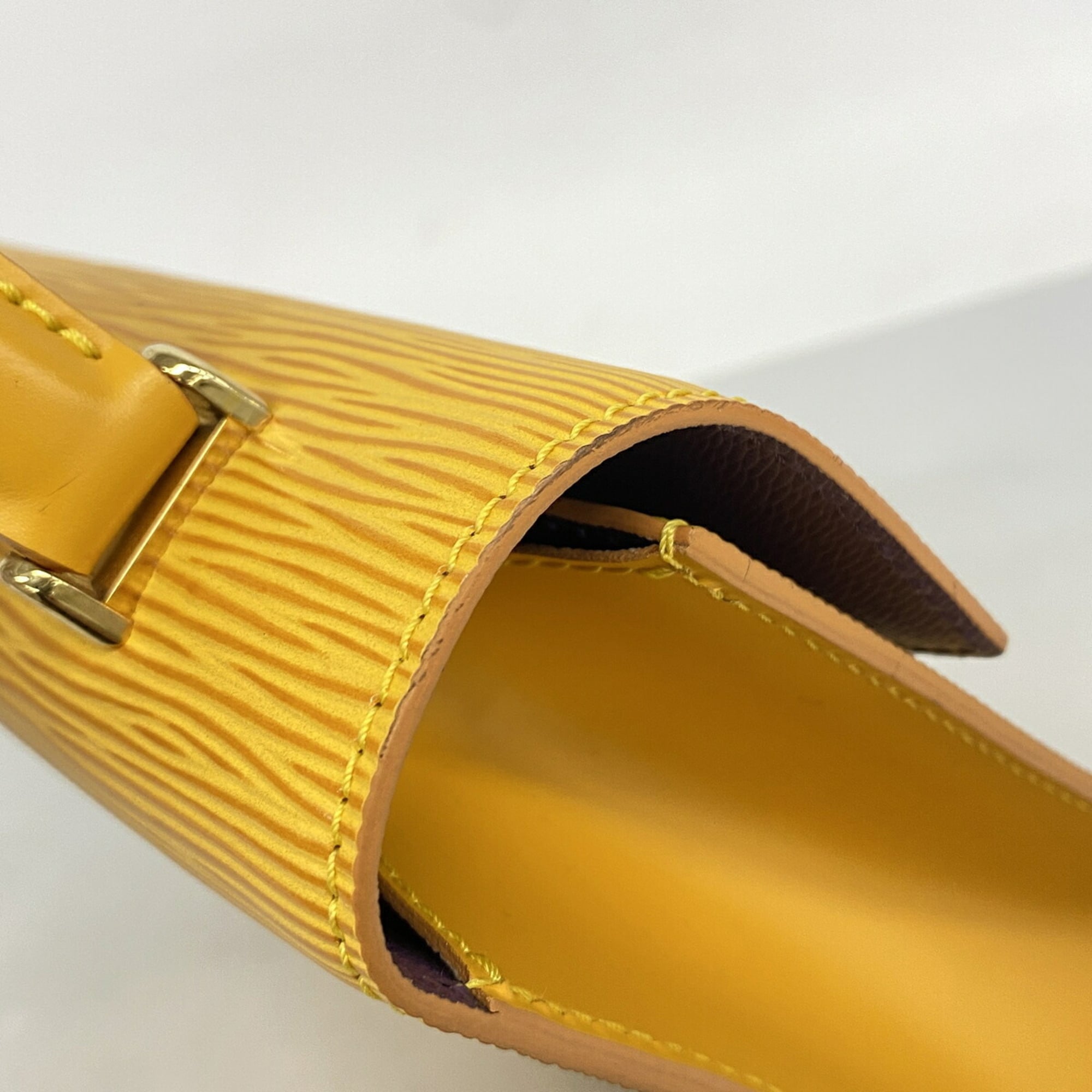 Louis Vuitton Jaune Handbag (Pre-Owned)