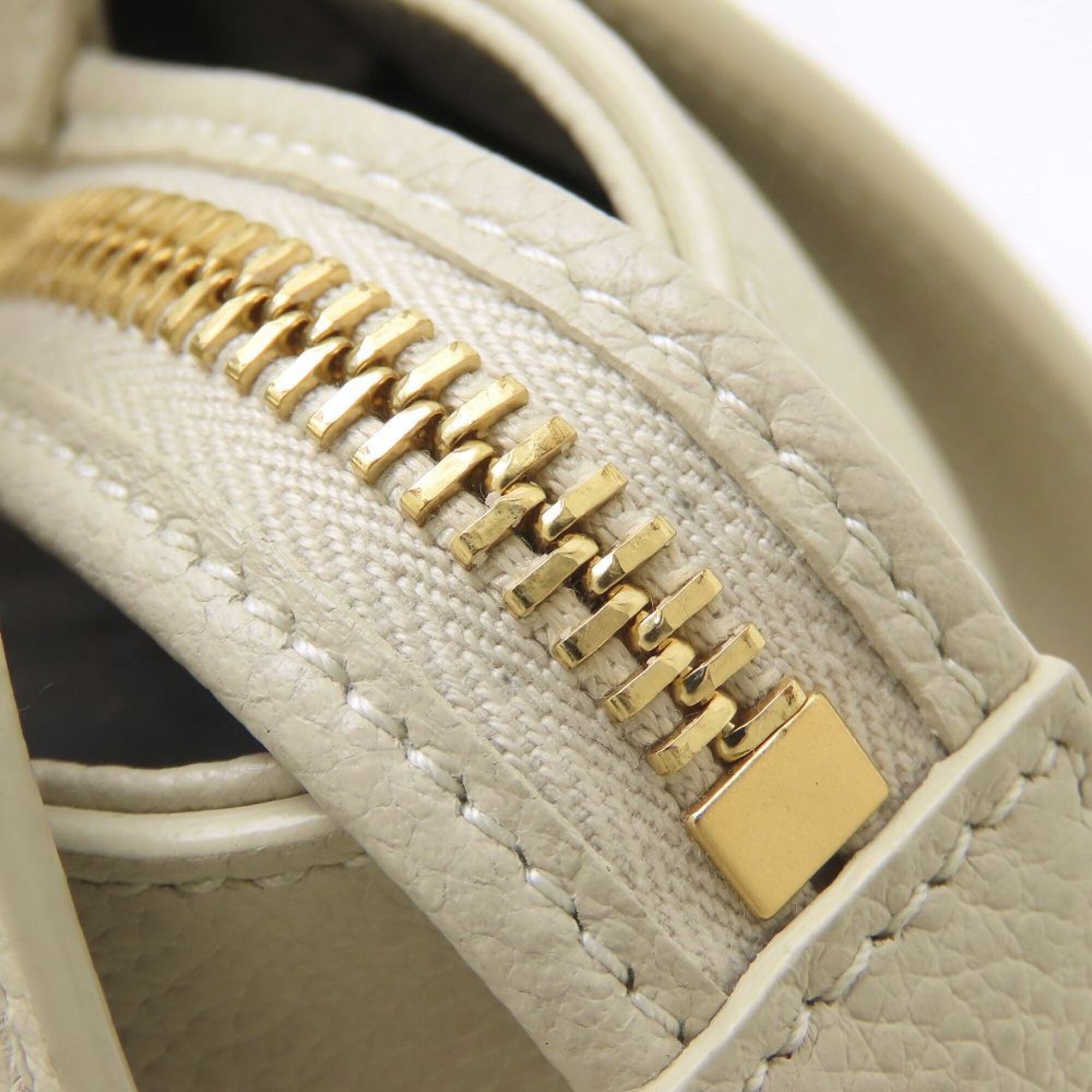 Yves Saint Laurent Ivory Leather Handbag (Pre-Owned)