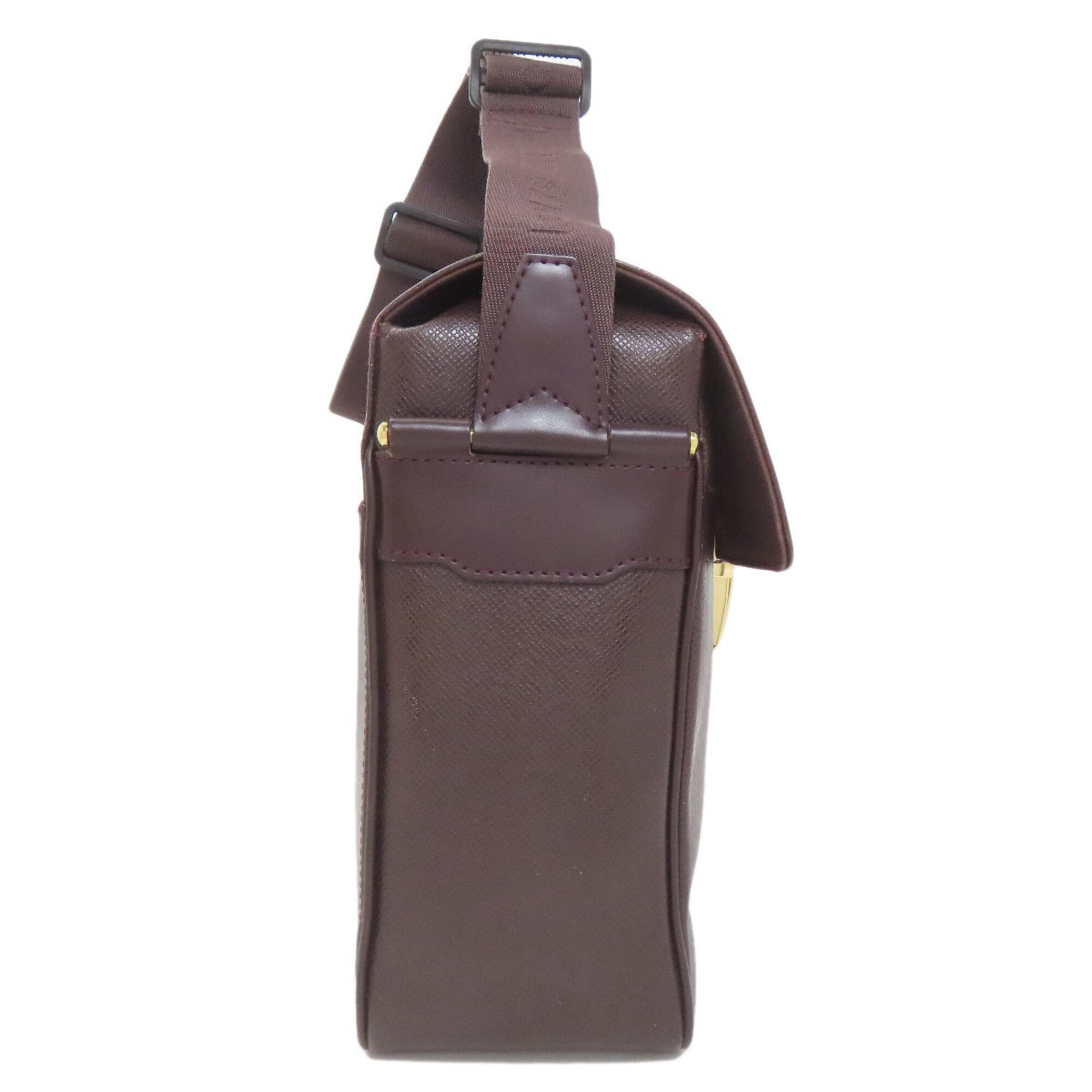 Louis Vuitton Acajou Taiga Leather Leather Shoulder Bag (Pre-Owned)